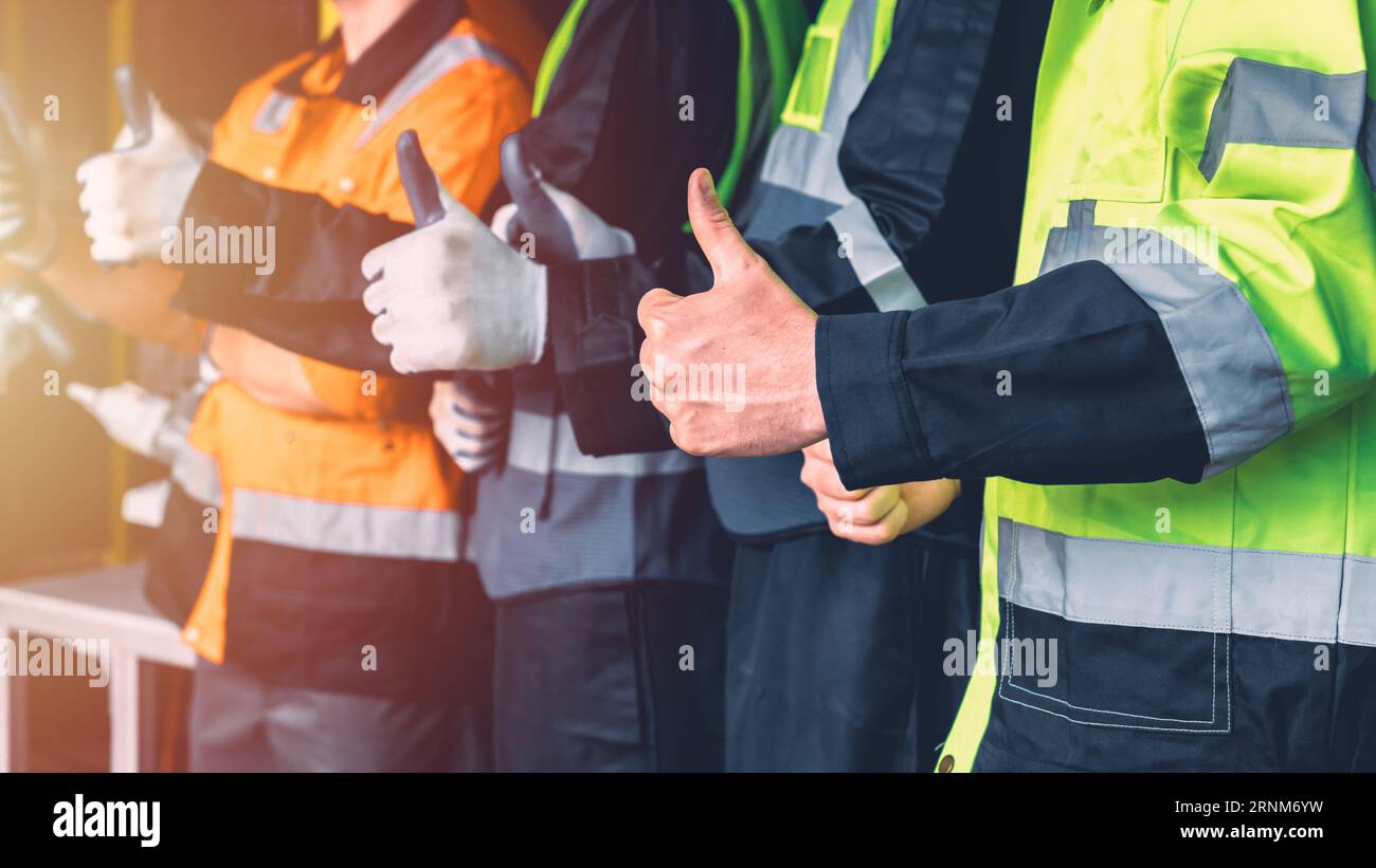 gros plan main de l'équipe d'ingénieurs debout ensemble les pouces levés pour bien comme geste d'accord positif Banque D'Images