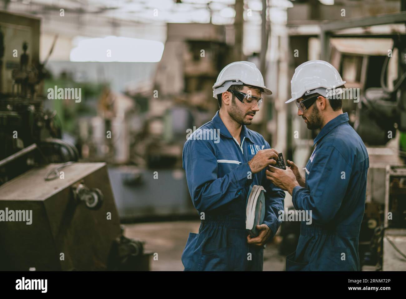 l'équipe de technicien d'ingénieur vérifie le service remplacer le disjoncteur de machine pour la sécurité dans l'usine d'industrie lourde Banque D'Images