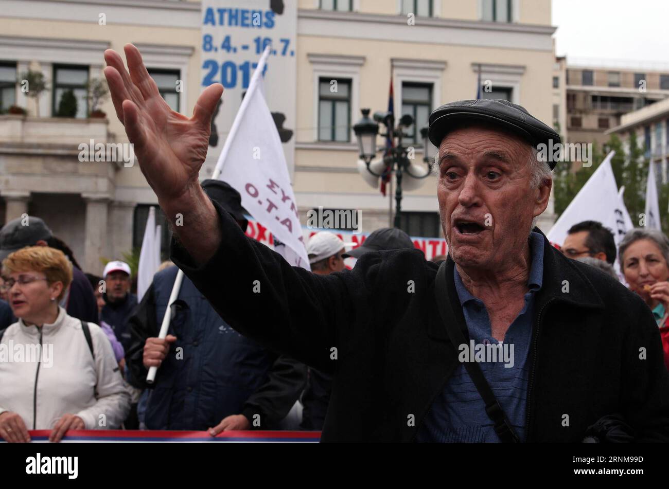 (170517) -- ATHÈNES, 17 mai 2017 -- des gens participent à une manifestation pour protester contre les mesures d'austérité à Athènes, en Grèce, le 17 mai 2017. La Grèce a été frappée mercredi par une nouvelle grève générale de 24 heures contre le nouveau cycle de mesures d'austérité que le gouvernement a déposé au Parlement pour vote dans le but de clore l'examen en cours du plan de sauvetage et d'obtenir une aide supplémentaire de la part des prêteurs internationaux. GRÈCE-ATHÈNES-GRÈVE GÉNÉRALE MariosxLolos PUBLICATIONxNOTxINxCHN Athènes 17 2017 mai des célébrités participent à une manifestation pour protester contre les mesures d'austérité à Athènes en Grèce LE 17 201 mai Banque D'Images