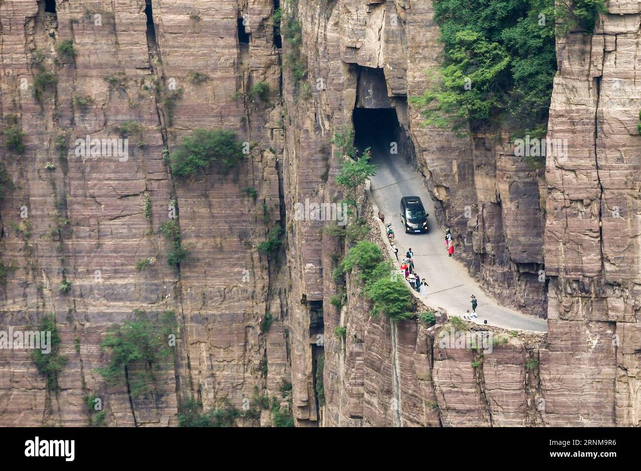 (170518) -- ZHENGZHOU, le 18 mai 2017 -- Un véhicule roule sur le couloir de la falaise dans le village de Guoliang à Huixian, province du Henan, au centre de la Chine, le 17 mai 2017. Le couloir de la falaise de Guoliang est une route de 1 250 mètres de long construite le long de la falaise. La construction de cette route miraculeuse a duré cinq ans, de 1972 à 1977, et a été construite purement à la main par les villageois du village de Guoliang. Grâce à cette route, les villageois ici rejettent la pauvreté. ) (lfj) CHINA-HENAN-GOUOLIANG VILLAGE-FALAISE ROAD (CN) ZhangxFengguo PUBLICATIONxNOTxINxCHN Zhengzhou Mai 18 2017 un véhicule roule SUR le couloir de falaise dans le village de Guoliang in Banque D'Images
