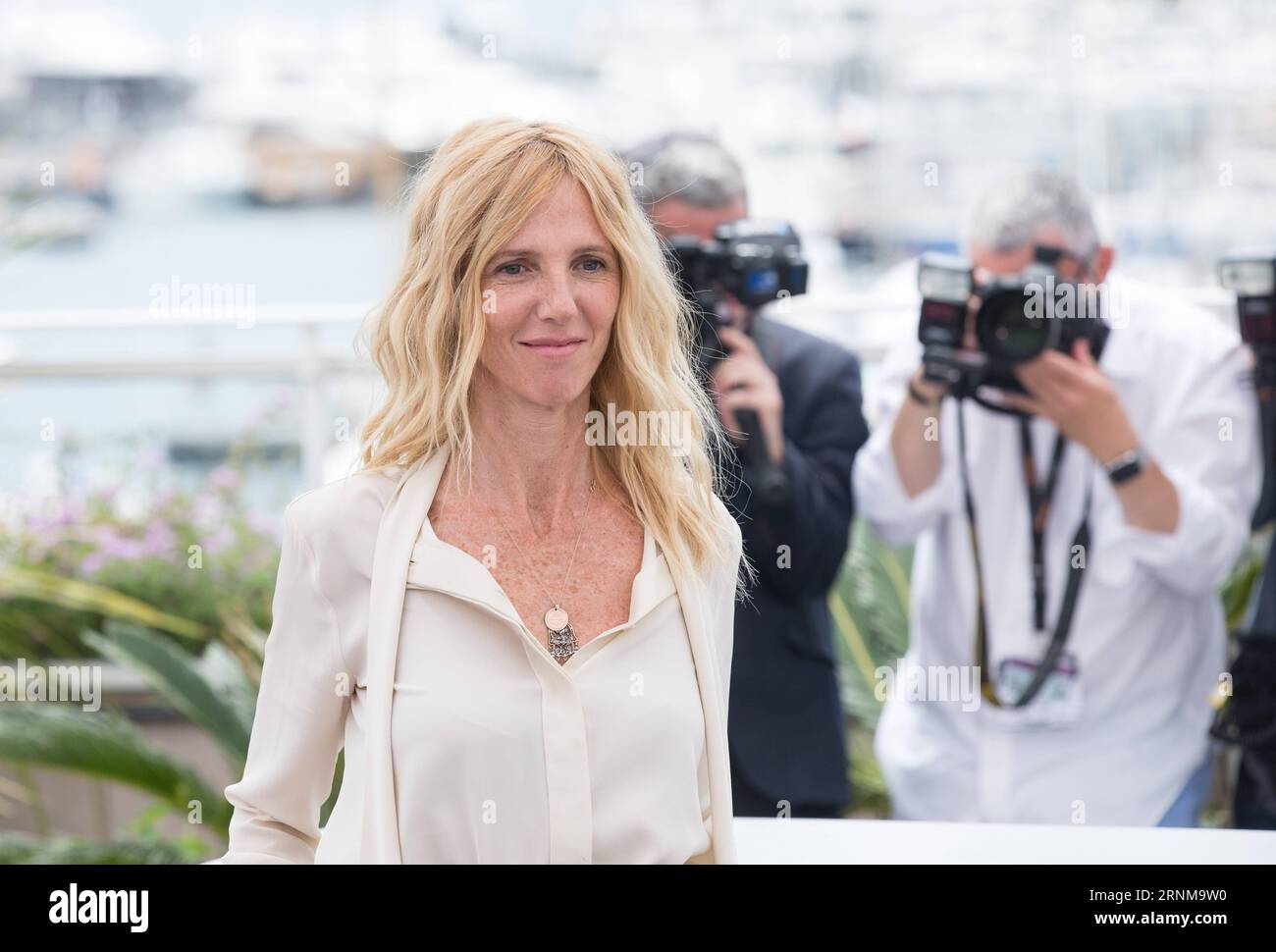 (170518) -- CANNES, le 18 mai 2017 -- la présidente de la caméra d or jury Sandrine Kiberlain assiste à un photocall au 70e Festival International du film de Cannes à Cannes, France, le 18 mai 2017. )(zcc) FRANCE-CANNES-70E FESTIVAL DE CANNES-CAMERA D OU JURY-PHOTOCALL XuxJinquan PUBLICATIONxNOTxINxCHN Cannes Mai 18 2017 la Présidente de la Camera D ou jury Sandrine Kiberlain assiste à une conférence photo AU 70e Festival International du film de Cannes à Cannes France LE 18 2017 mai ZCC France Cannes 70e Festival de Cannes caméra D. ou jury photo appelez XuxJinquan PUBLICATIONxNOTxINxCHN Banque D'Images