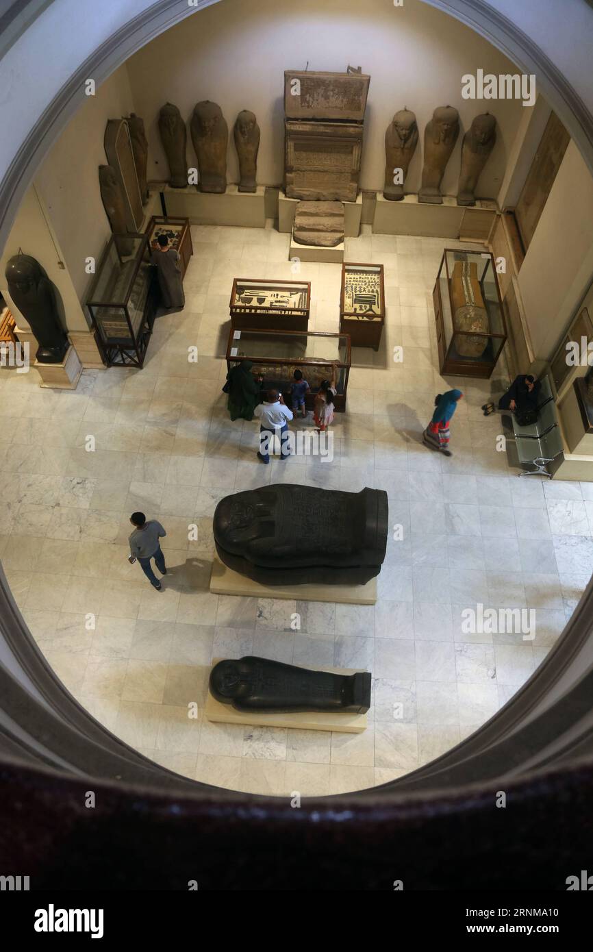 (170518) -- LE CAIRE, le 18 mai 2017 -- des visiteurs visitent le Musée égyptien à l'occasion de la Journée internationale des musées au Caire, en Égypte, le 18 mai 2017. Le Musée égyptien a ouvert gratuitement à tous les visiteurs jeudi. )(zcc) EGYPTE-CAIRE-JOURNÉE INTERNATIONALE DES MUSÉES AhmedxGomaa PUBLICATIONxNOTxINxCHN le Caire 18 2017 mai célébrités visitent le Musée égyptien À L'OCCASION DE la Journée internationale des musées au Caire Egypte LE 18 2017 mai le Musée égyptien a ouvert gratuitement à tous les visiteurs jeudi ZCC Egypte Journée internationale des musées du Caire AhmedxGomaa PUBLICATIONxNOTxINxCHN Banque D'Images