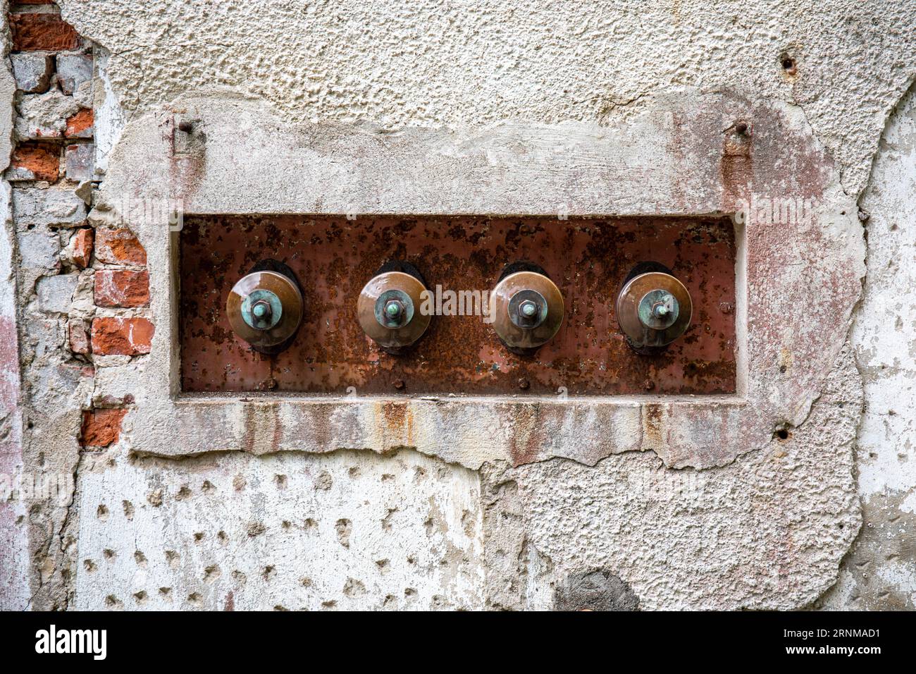 Isolateurs en céramique sur le mur d'un ancien bâtiment de transformateur à Mathildedal, Perniö, Finlande Banque D'Images