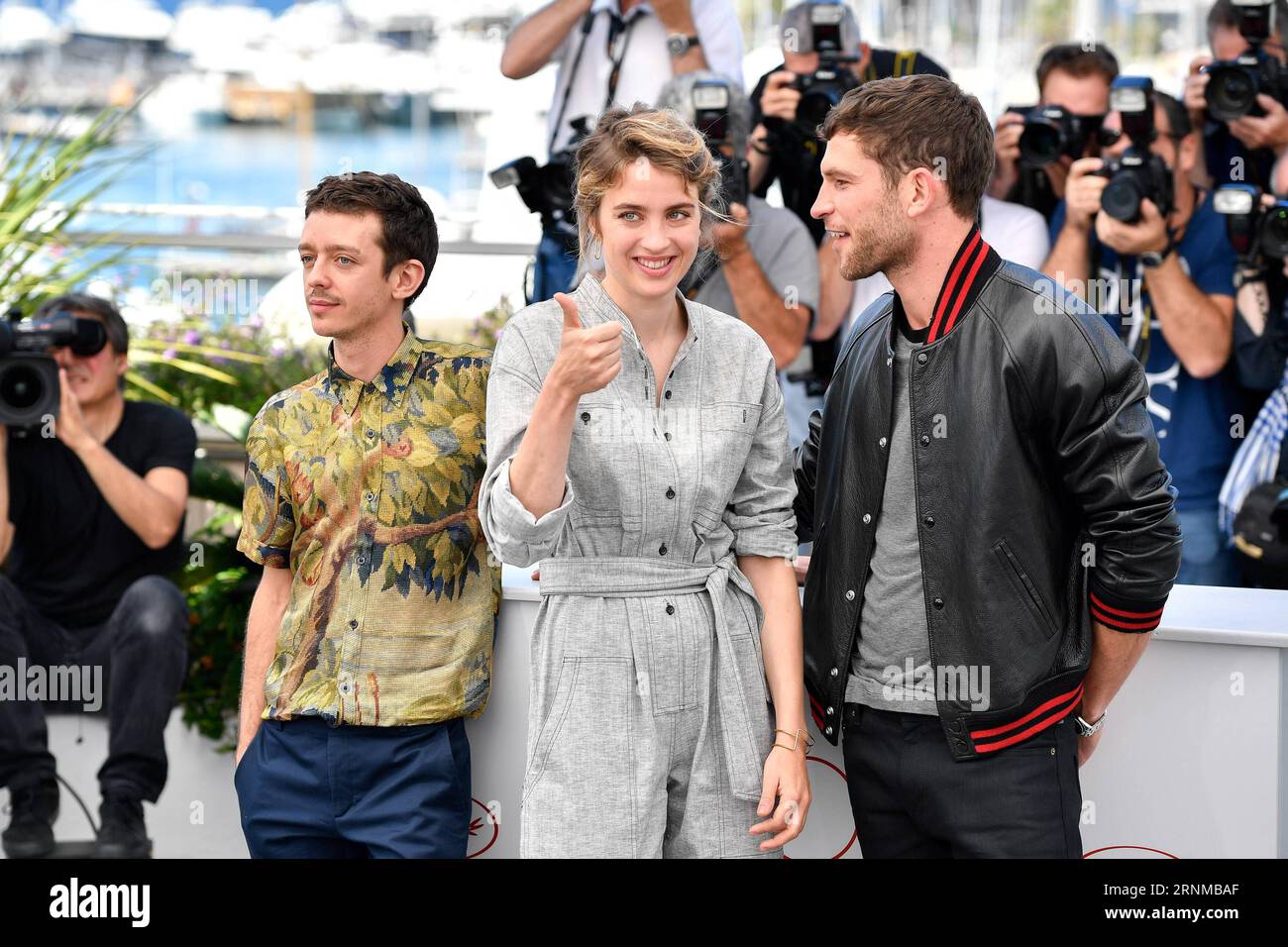 (170520) -- CANNES, le 20 mai 2017 -- l'acteur Nahuel Perez Biscayart, l'actrice Adele Haenel et l'acteur Arnaud Valois (de gauche à droite) du film 120 BPM posent pour la photo à Cannes, France, le 20 mai 2017. Le film 120 BPM réalisé par le réalisateur français Robin Campillo concourra pour la Palme d Or au 70e Festival de Cannes. )(gl) FRANCE-CANNES-70E FESTIVAL DE CANNES-EN COMPÉTITION-120 BPM-PHOTOCALL ChenxYichen PUBLICATIONxNOTxINxCHN Cannes Mai 20 2017 acteur Nahuel Perez actrice Adele Haenel et acteur Arnaud Valois de gauche à droite du film 120 BPM posent pour photo à Cannes France LE 20 2017 mai Banque D'Images