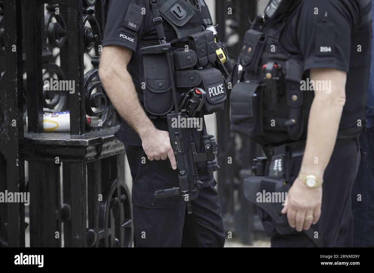 (170523) -- LONDRES, le 23 mai 2017 -- des policiers armés sur Whitehall sont photographiés après l'attentat à la Manchester Arena, à Londres, en Grande-Bretagne, le 23 mai 2017.) (dtf) BRITAIN-LONDON-MANCHESTER BOMBING TimxIreland PUBLICATIONxNOTxINxCHN Londres Mai 23 2017 des policiers armés SUR Whitehall sont photographiés après l'attentat de Manchester Arena à Londres Grande-Bretagne LE 23 2017 mai dtf Britain Londres Manchester Bombing TimxIreland PUBLICATIONxNOTxINxCHN Banque D'Images