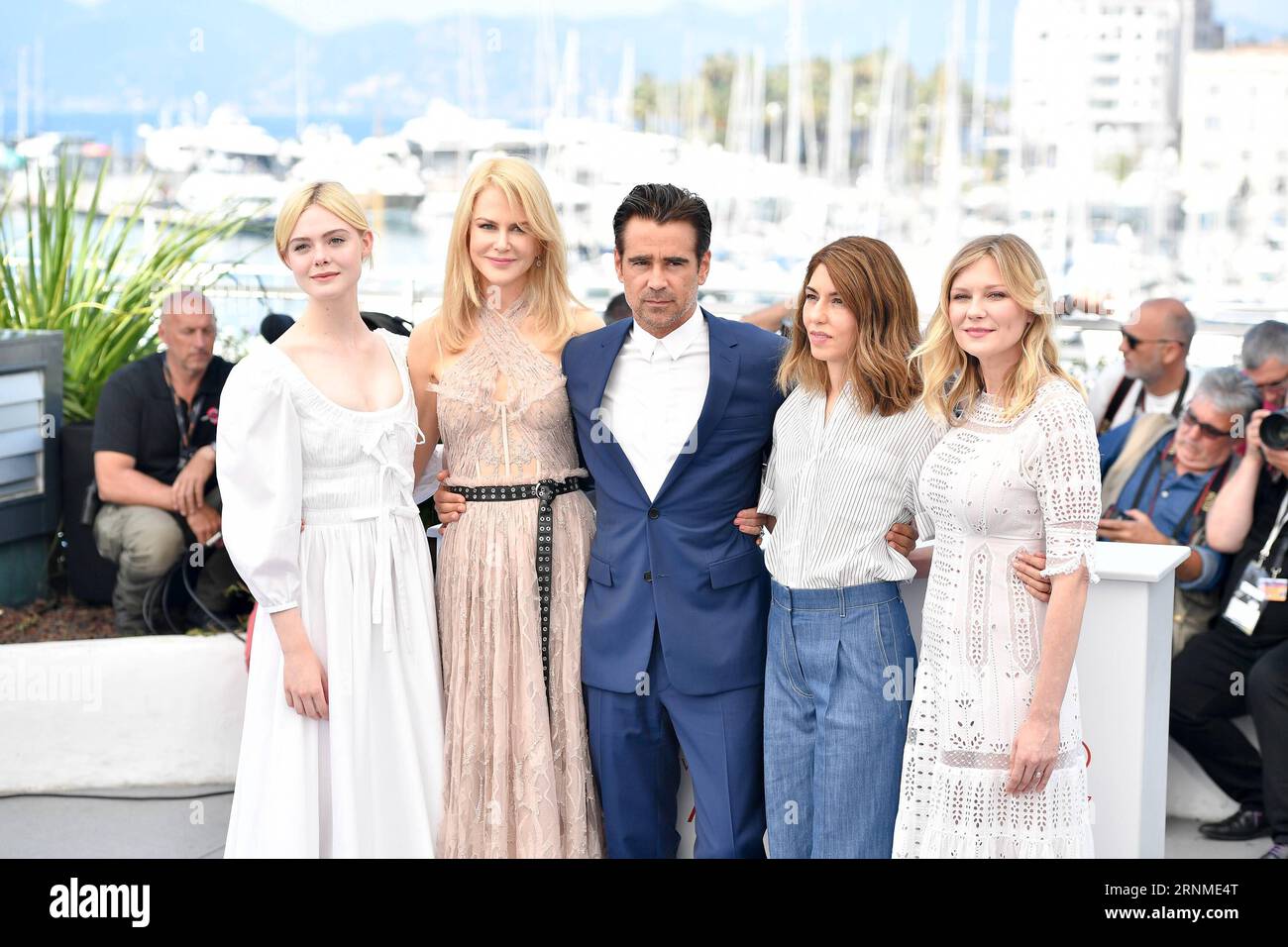 (170524) -- CANNES, 24 mai 2017 -- l'actrice elle Fanning, l'actrice Nicole Kidman, l'acteur Colin Farrell, la réalisatrice Sofia Coppola et l'actrice Kirsten Dunst (de gauche à droite) du film la pose envoûtée pour un photocall à Cannes, France, le 24 mai 2017. Le film The Beguiled réalisé par la réalisatrice américaine Sofia Coppola concourra pour la Palme d or au 70e Festival de Cannes. ) (lrz) FRANCE-CANNES-70E FESTIVAL DE CANNES-EN COMPÉTITION-LE PALMARÈS ChenxYichen PUBLICATIONxNOTxINxCHN Cannes Mai 24 2017 actrice elle Fanning actrice Nicole Kidman acteur Colin Farrell réalisatrice Sofia Co Banque D'Images