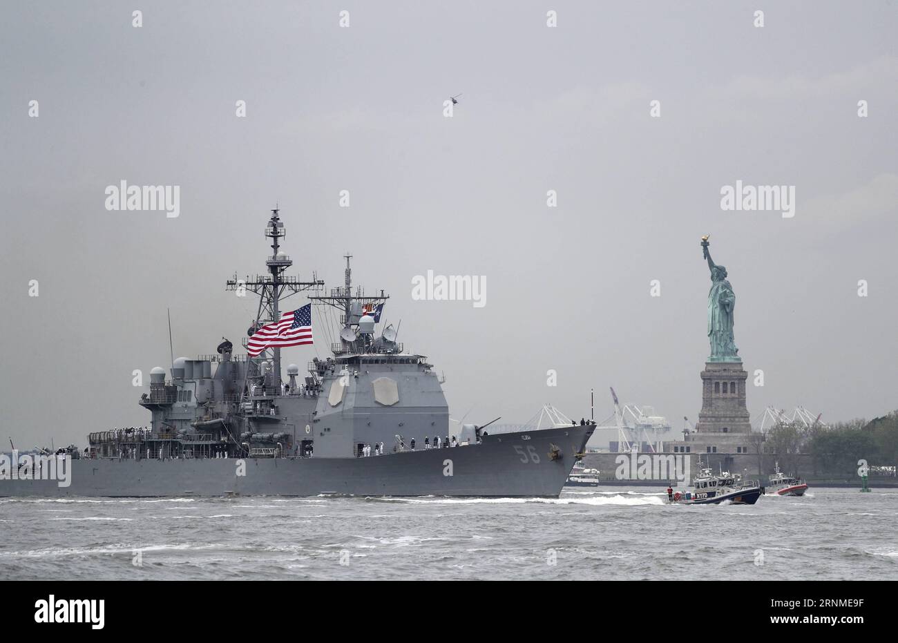 (170524) -- NEW YORK, 24 mai 2017 -- l'USS San Jacinto (CG-56), un croiseur de classe Ticonderoga, est vu lors du défilé de la flotte sur les eaux de New York, aux États-Unis, le 24 mai 2017. La 29e semaine de la flotte de New York a débuté ici mercredi avec le défilé de la flotte. ) U.S.-NEW YORK-FLEET WEEK-PARADE WangxYing PUBLICATIONxNOTxINxCHN New York Mai 24 2017 USS San Jacinto CG 56 un croiseur de classe Ticonderoga EST Lakes pendant la Fleet Parade ON Waters à New York les États-Unis LE 24 2017 mai la 29e semaine de la flotte de New York a débuté ici mercredi avec le défilé de la flotte U S New York Fleet week Para Banque D'Images