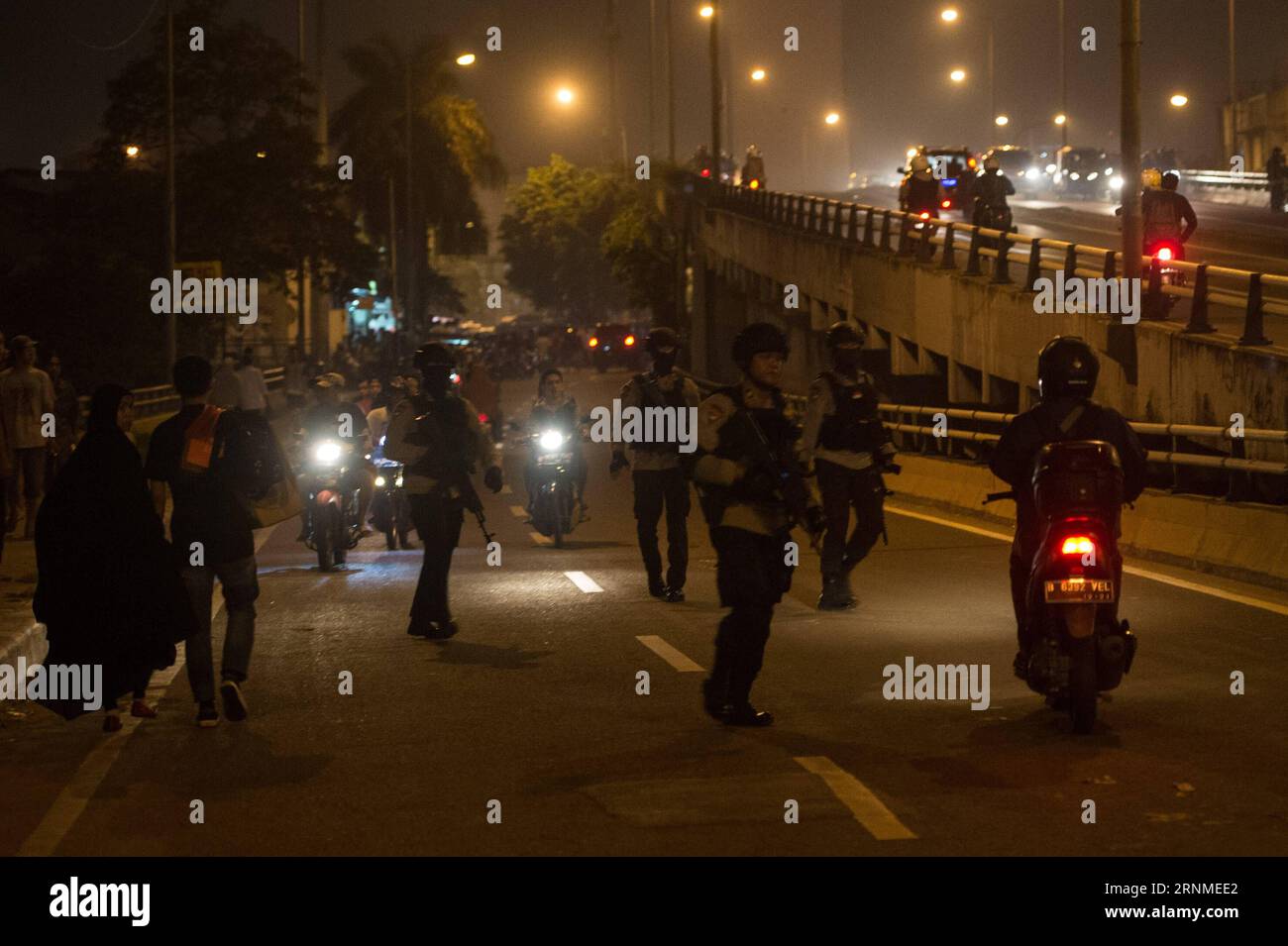 (170525) -- JAKARTA, 25 mai 2017 -- des policiers sécurisent le lieu de l'explosion près d'un arrêt de bus à Kampung Melayu, Jakarta, Indonésie, le 24 mai 2017. Deux ont été tués, y compris un policier, dans une explosion suicide près d un arrêt de bus dans la capitale indonésienne, Jakarta, la police et des témoins ont déclaré jeudi matin. (zy) INDONÉSIE-JAKARTA EXPLOSION DE LA BOMBE VerixSanovri PUBLICATIONxNOTxINxCHN Jakarta Mai 25 2017 des policiers sécurisent le lieu de l'explosion de la bombe près d'un arrêt de bus à Kampung nacktesPerson Melayu Jakarta Indonésie LE 24 2017 mai, deux policiers ont été TUÉS dans une explosion suicidaire Nea Banque D'Images