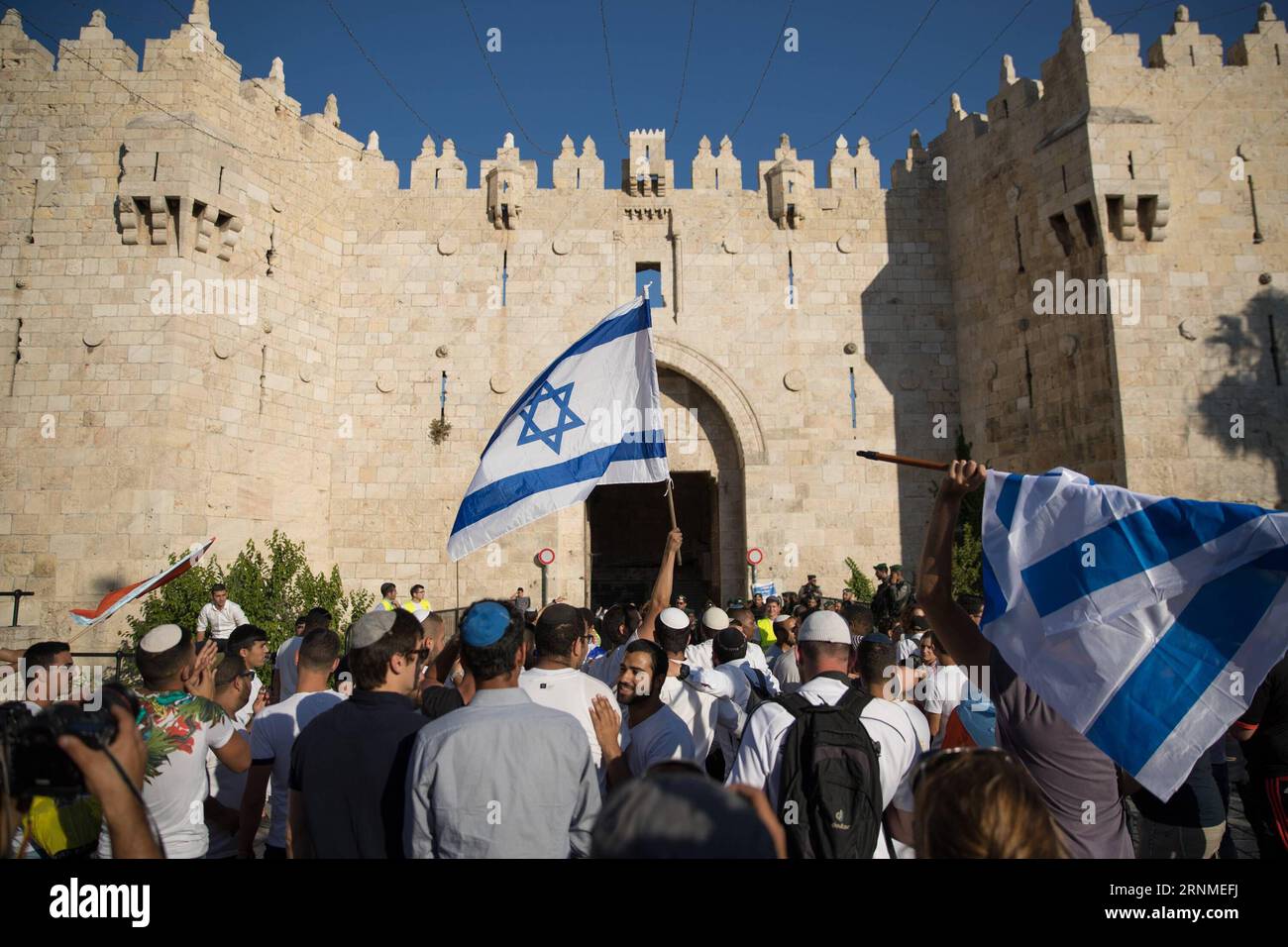 (170525) -- JÉRUSALEM, 25 mai 2017 -- les Israéliens marchent dans la porte de Damas de la vieille ville de Jérusalem lors de la célébration de la Journée de Jérusalem d Israël le 24 mai 2017. Des dizaines de milliers d Israéliens ont défilé mercredi à travers la vieille ville de Jérusalem-est, à prédominance palestinienne, pour marquer les 50 ans de son annexion par Israël. Israël s'empare de Jérusalem-est lors de la guerre du Moyen-Orient de 1967, ainsi que du reste de la Cisjordanie et de la bande de Gaza. (zy) MIDEAST-JERUSALEM DAY-MARCH-PROTEST GuoxYu PUBLICATIONxNOTxINxCHN Jerusalem Mai 25 2017 les Israéliens marchent dans la porte de Damas de la Vieille ville de Jérusalem au cours d'un Celeb Banque D'Images