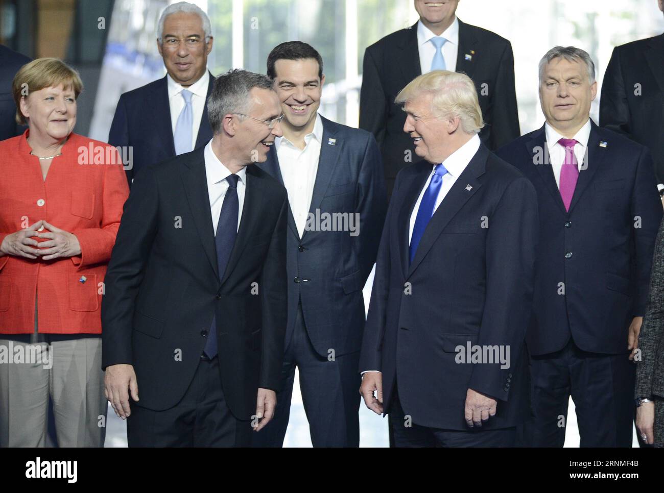 (170525) -- BRUXELLES, le 25 mai 2017 -- le secrétaire général de l'OTAN, Jens Stoltenberg (G, front), s'entretient avec le président américain Donald Trump (D, front) lors d'une séance de photos de famille lors d'un sommet d'une journée de l'OTAN, à Bruxelles, Belgique, le 25 mai 2017. SOMMET BELGIQUE-BRUXELLES-OTAN AlexeyxVitsky PUBLICATIONxNOTxINxCHN Bruxelles Mai 25 2017 le Secrétaire général de l'OTAN Jens Stoltenberg l le Front s'entretient avec le Président de l'Université Donald Trump r le Front LORS d'une séance de photos en famille au cours d'un Sommet OTAN d'une journée à Bruxelles Belgique Mai 25 2017 Belgique Bruxelles Sommet OTAN PUBLICATIONxNOTxINxCHN Banque D'Images