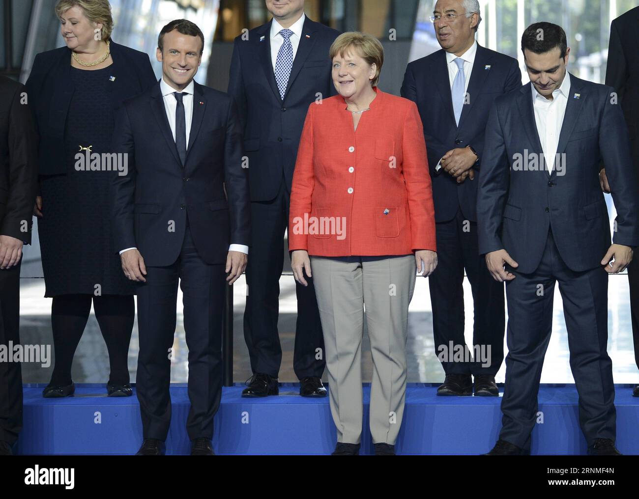 (170525) -- BRUXELLES, le 25 mai 2017 -- le président français Emmanuel Macron, la chancelière allemande Angela Merkel et le premier ministre grec Alexis Tsipras (de gauche à droite, devant) assistent à une séance de photos de famille lors d'un sommet d'une journée de l'OTAN, à Bruxelles, Belgique, le 25 mai 2017. SOMMET BELGIQUE-BRUXELLES-OTAN AlexeyxVitvitsky PUBLICATIONxNOTxINxCHN Bruxelles Mai 25 2017 le Président français Emmanuel Macron la Chancelière allemande Angela Merkel et les premiers ministres grecs Alexis Tsipras de gauche à droite assistent à une séance photo de famille lors d'un Sommet OTAN d'une journée à Bruxelles Belgique Mai 25 2017 Belgique Bruxelles Sommet OTAN Banque D'Images