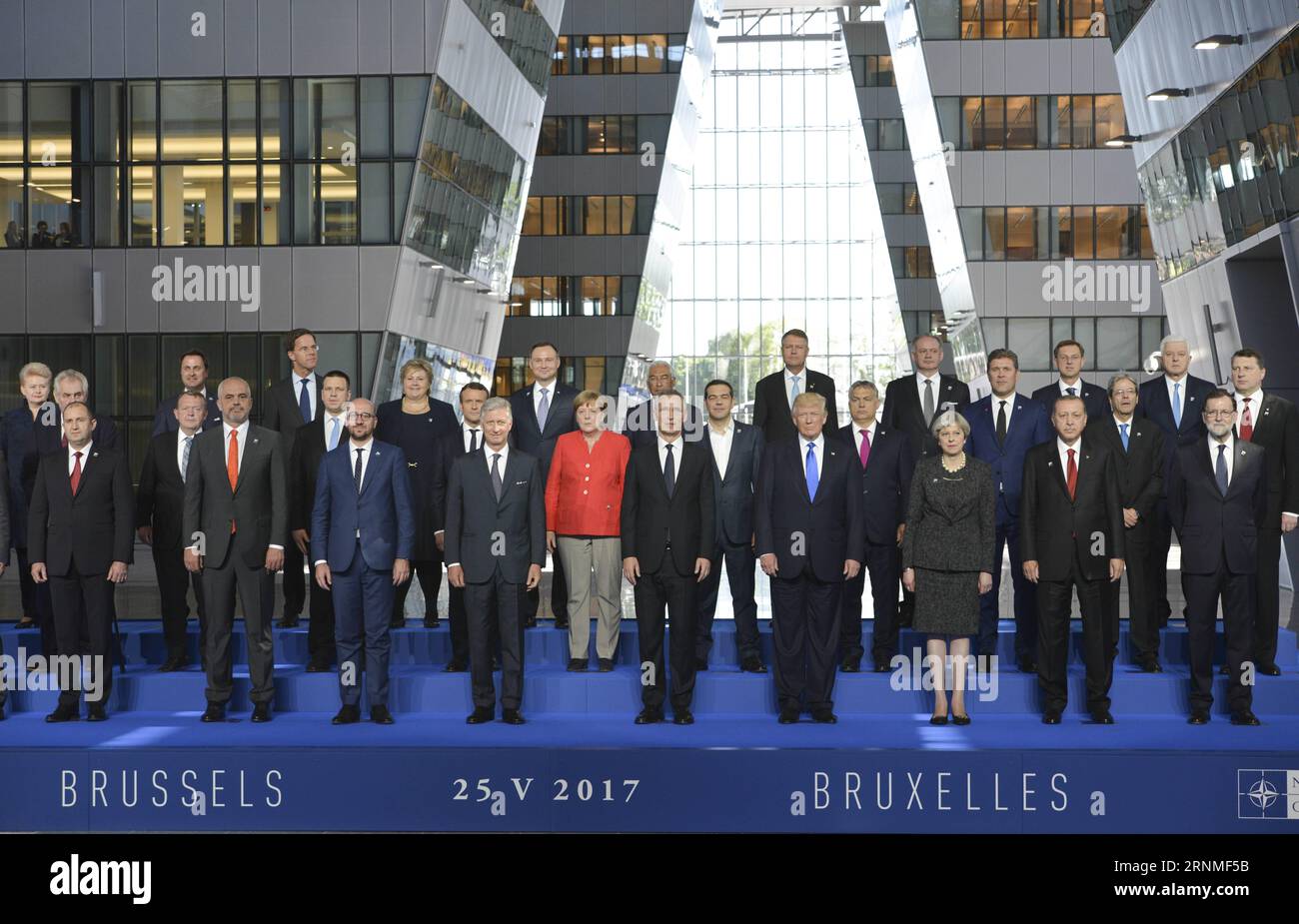 (170525) -- BRUXELLES, le 25 mai 2017 -- le roi Philippe de Belgique (4e L, front), le secrétaire général de l'OTAN, Jens Stoltenberg (5e L, front) et les dirigeants des États membres de l'OTAN posent pour des photos de famille lors d'un sommet d'une journée de l'OTAN, à Bruxelles, Belgique, le 25 mai 2017. SOMMET BELGIQUE-BRUXELLES-OTAN AlexeyxVitvitsky PUBLICATIONxNOTxINxCHN Bruxelles Mai 25 2017 Roi Philippe de Belgique 4e l Front Secrétaire général de l'OTAN Jens Stoltenberg 5e l les dirigeants du Front et des États membres de l'OTAN posent pour des photos de famille lors d'un sommet OTAN d'une journée à Bruxelles Belgique Mai 25 2017 Belgique Bruxelles Sommet OTAN PUBLICATIONxNOTxIN Banque D'Images