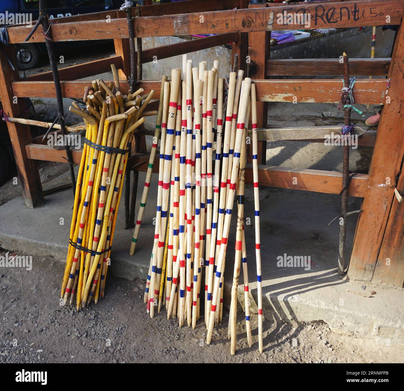 Bâtons de marche colorés à louer au début du sentier de 2 miles (3,2 km) menant au célèbre monastère du nid de tigre du Bhoutan (Taktsang), près de Paro, au Bhoutan Banque D'Images