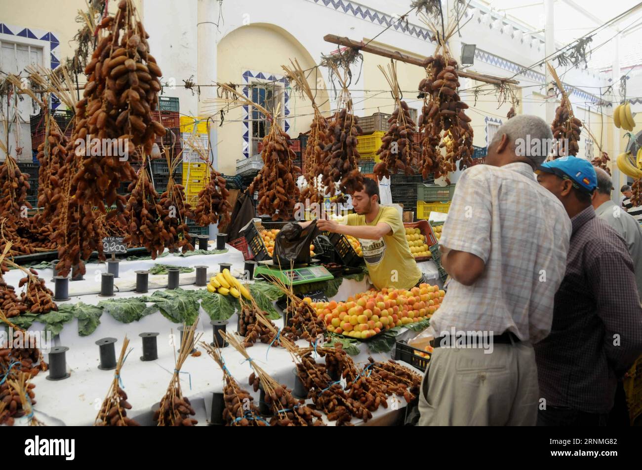 (170527) -- TUNIS, le 27 mai 2017 -- les musulmans tunisiens achètent de la nourriture dans un marché de Tunis, capitale de la Tunisie, le 27 mai 2017, pour préparer le mois sacré du Ramadan, au cours duquel ils jeûnent de l'aube au crépuscule. Les musulmans en Tunisie ont observé le premier jour du mois sacré de jeûne du Ramadan le samedi. ) (yk) TUNISIE-SOCIÉTÉ-RAMADAN AdelexEzzine PUBLICATIONxNOTxINxCHN Banque D'Images