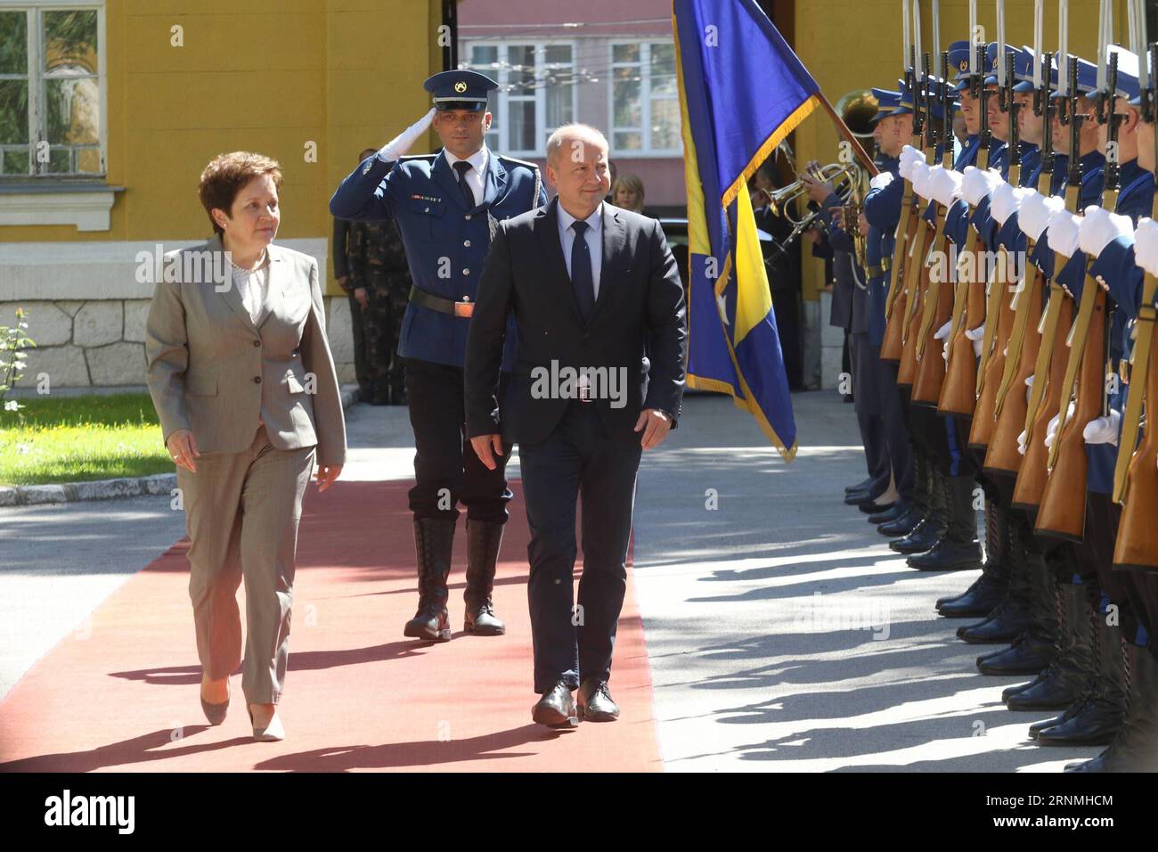 (170529) -- SARAJEVO, le 29 mai 2017 -- la ministre de la Défense de Bosnie-Herzégovine (BiH) Marina Pendes (G) et le ministre hongrois de la Défense Istvan Simicsko (D) examinent les gardes honoraires à Sarajevo, Bosnie-Herzégovine, le 29 mai 2017. Une délégation de l'armée hongroise et du ministère de la Défense, conduite par le ministre de la Défense Istvan Simicsko, s'est rendue ici lundi. )(rh) BOSNIE-HERZÉGOVINE-SARAJEVO-HONGRIE-MINISTRE DE LA DÉFENSE-VISITE HarisxMemija PUBLICATIONxNOTxINxCHN Sarajevo Mai 29 2017 Ministres de la Défense de Bosnie-Herzégovine BIH Marina pendes l et Ministres hongrois de la Défense Istvan Banque D'Images