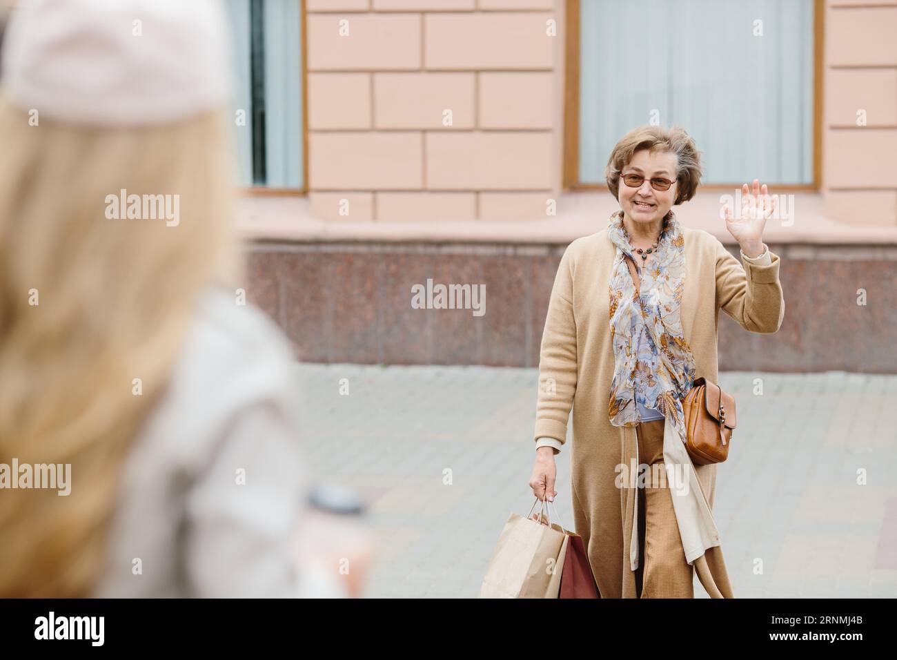 Les copines Senior Women se rencontrent dans la rue tout en faisant du shopping Banque D'Images