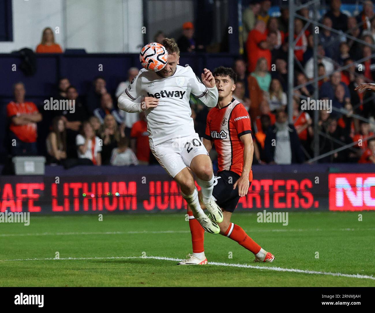 Luton, Royaume-Uni. 1 septembre 2023. Jarrod Bowen de West Ham United marque le but d'ouverture de son équipe lors du match de Premier League à Kenilworth Road, Luton. Le crédit photo devrait se lire : David Klein/Sportimage crédit : Sportimage Ltd/Alamy Live News Banque D'Images