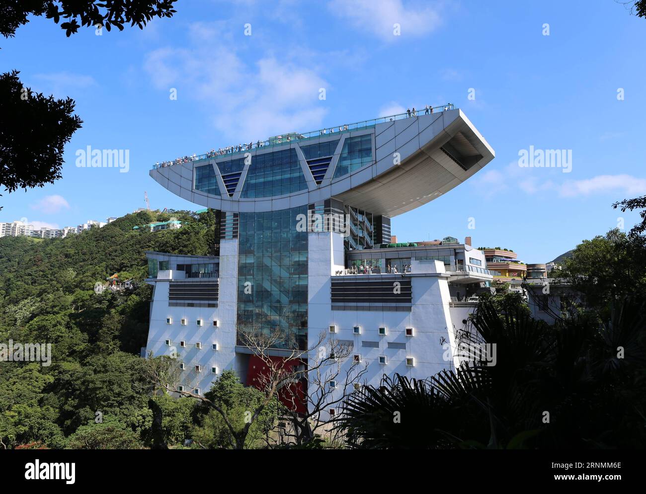 (170603) -- HONG KONG, le 3 juin 2017 -- la Peak Tower est vue à Hong Kong, dans le sud de la Chine, le 1 juin 2013. Le 1 juillet 2017 marque le 20e anniversaire du retour de Hong Kong à la mère patrie. (Zhs) CHINA-HONG KONG-RETURN ANNIVERSARY (CN) LixPeng PUBLICATIONxNOTxINxCHN Hong Kong juin 3 2017 la Peak Tower EST Lakes in Hong Kong South China juin 1 2013 juillet 1 2017 marque le 20e anniversaire de Hong Kong S Retour à la mère zhs Chine Hong Kong Return Anniversary CN LixPeng PUBLICATIONxNOTxINxCHN Banque D'Images