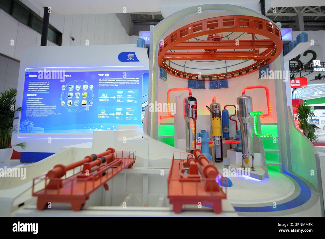 YANTAI, CHINE - le 28 AOÛT 2023 - Un modèle de l'unité nucléaire Hualong One est exposé au salon China International Nuclear Power Industry 2023 Banque D'Images