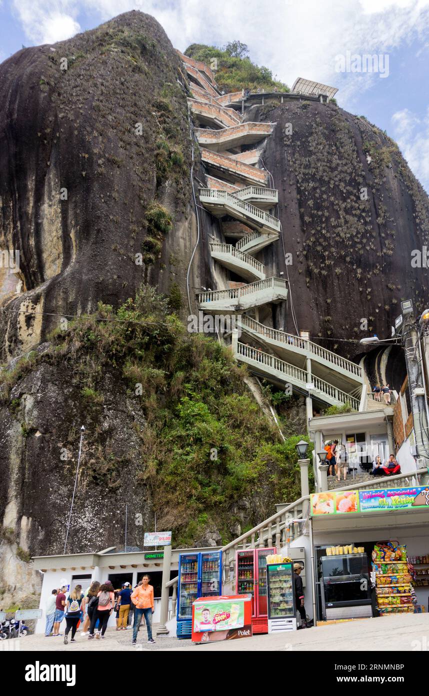 Le rocher de Guatape (El Peñón de Guatapé), également connu sous le nom de Pierre d'El Peñol (la Piedra del Peñol), situé dans la ville et la municipalité de Guatapé, Banque D'Images