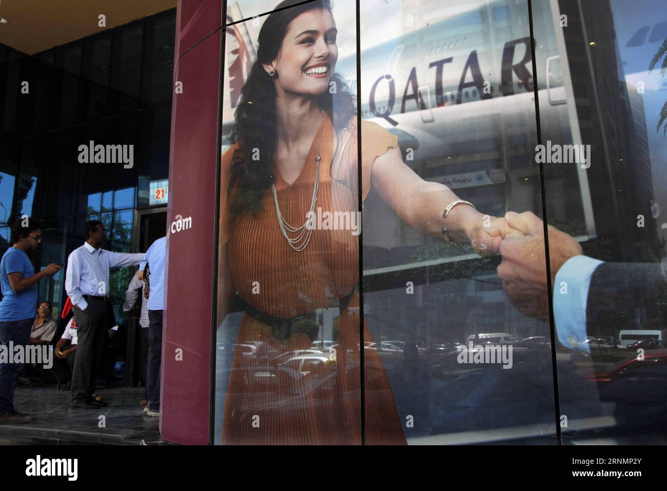 (170606) -- LE CAIRE, le 6 juin 2017 -- les gens se réunissent à une billetterie de Qatar Airways pour consultation au Caire, en Égypte, le 6 juin 2017. Le ministère égyptien de l'Aviation civile a décidé lundi de suspendre les vols à destination et en provenance du Qatar à partir de mardi et l'espace aérien égyptien sera bloqué à tous les vols qatariens à partir de mardi dans le contexte d'une crise diplomatique croissante entre le Caire et Doha. )(yk) EGYPT-CAIRO-QATAR-FLIGHT BAN AhmedxGomaa PUBLICATIONxNOTxINxCHN le Caire juin 6 2017 des célébrités se rassemblent À une billetterie de Qatar Airways pour consultation au Caire Egypte LE 6 2017 juin LE ministère égyptien de l'Aviation civile a décidé Banque D'Images