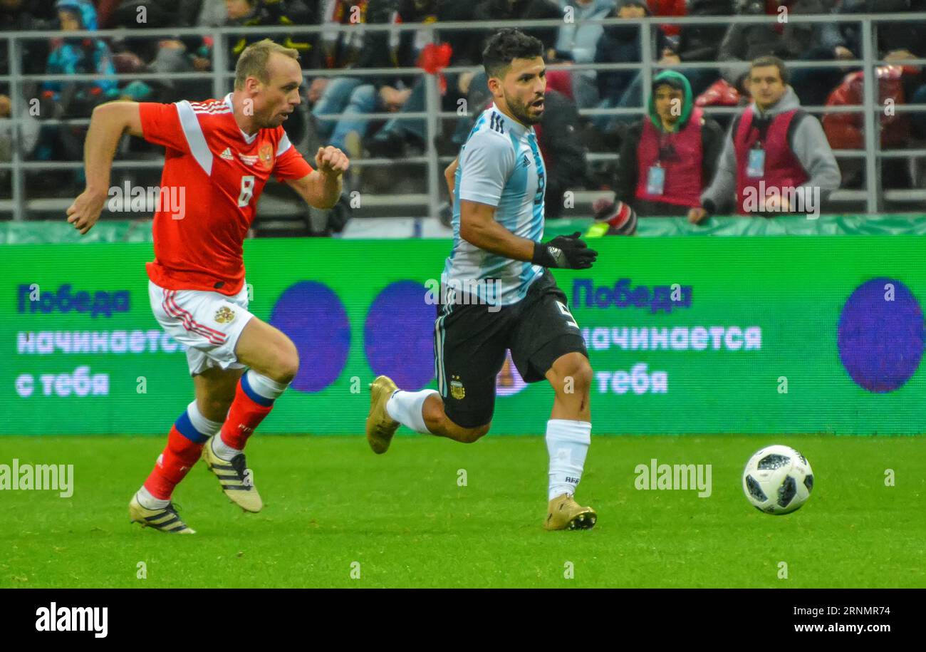 Moscou, Russie – 11 novembre 2017. L'attaquant de l'équipe nationale Argentine de football ergio Aguero et le milieu de terrain russe Denis Glushakov lors de l'international Banque D'Images