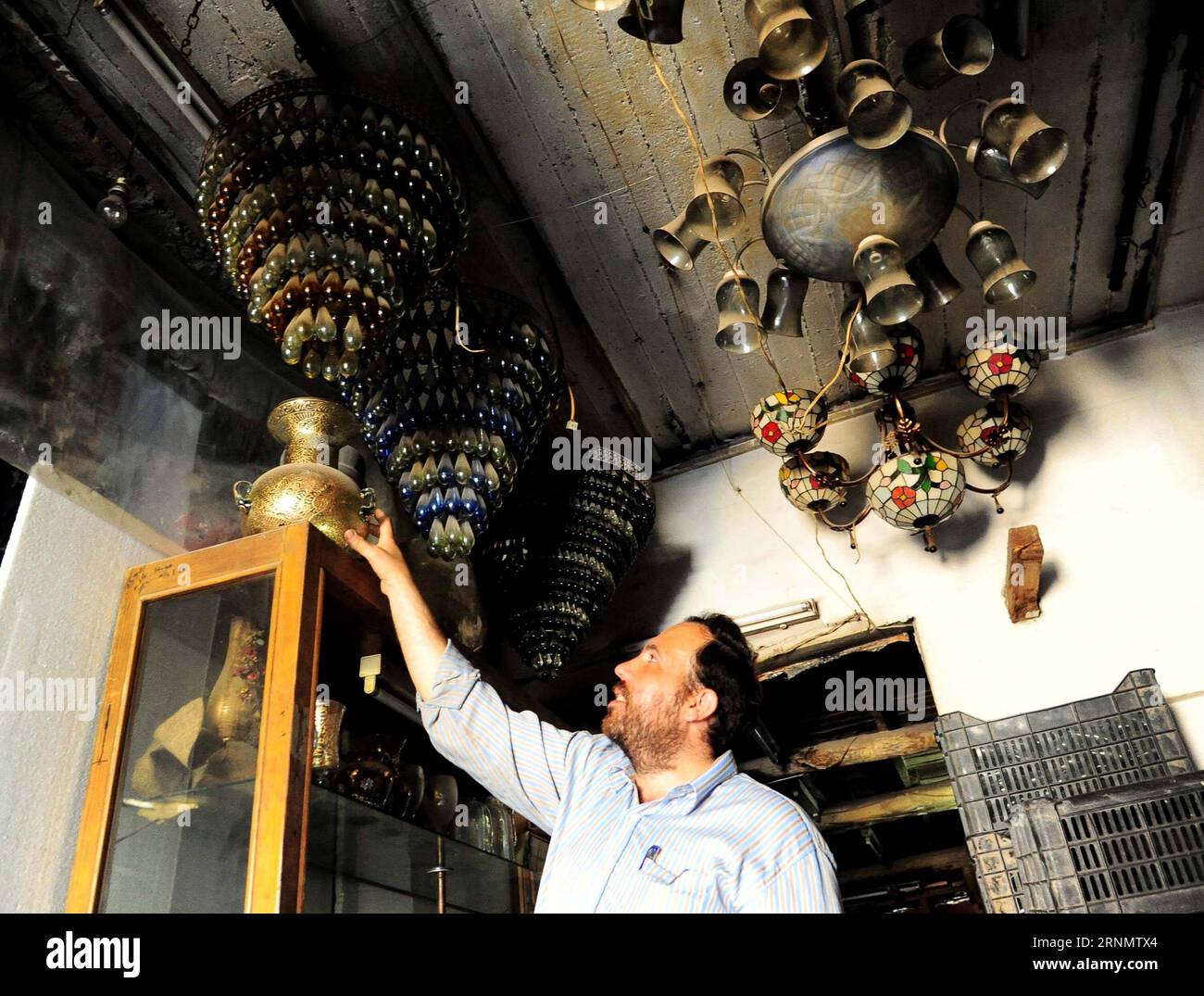 (170611) -- DAMAS, 11 juin 2017 -- Un souffleur de verre syrien montre la verrerie qu'il a fabriquée dans son atelier de Damas, capitale de la Syrie, le 11 juin 2017. En utilisant une technique développée d'abord par les Phéniciens il y a environ 2 000 ans, les souffleurs de verre façonnent le verre fondu dans un four pour créer la verrerie traditionnelle populaire à Damas. SYRIE-DAMAS-VERRERIE TRADITIONNELLE AmmarxSafarjalani PUBLICATIONxNOTxINxCHN 170611 Damas juin 11 2017 un souffleur de verre syrien montre la verrerie qu'il a fabriquée DANS son atelier à Damas capitale de la Syrie LE 11 2017 juin en utilisant une technique développée d'abord par Phénicien Banque D'Images