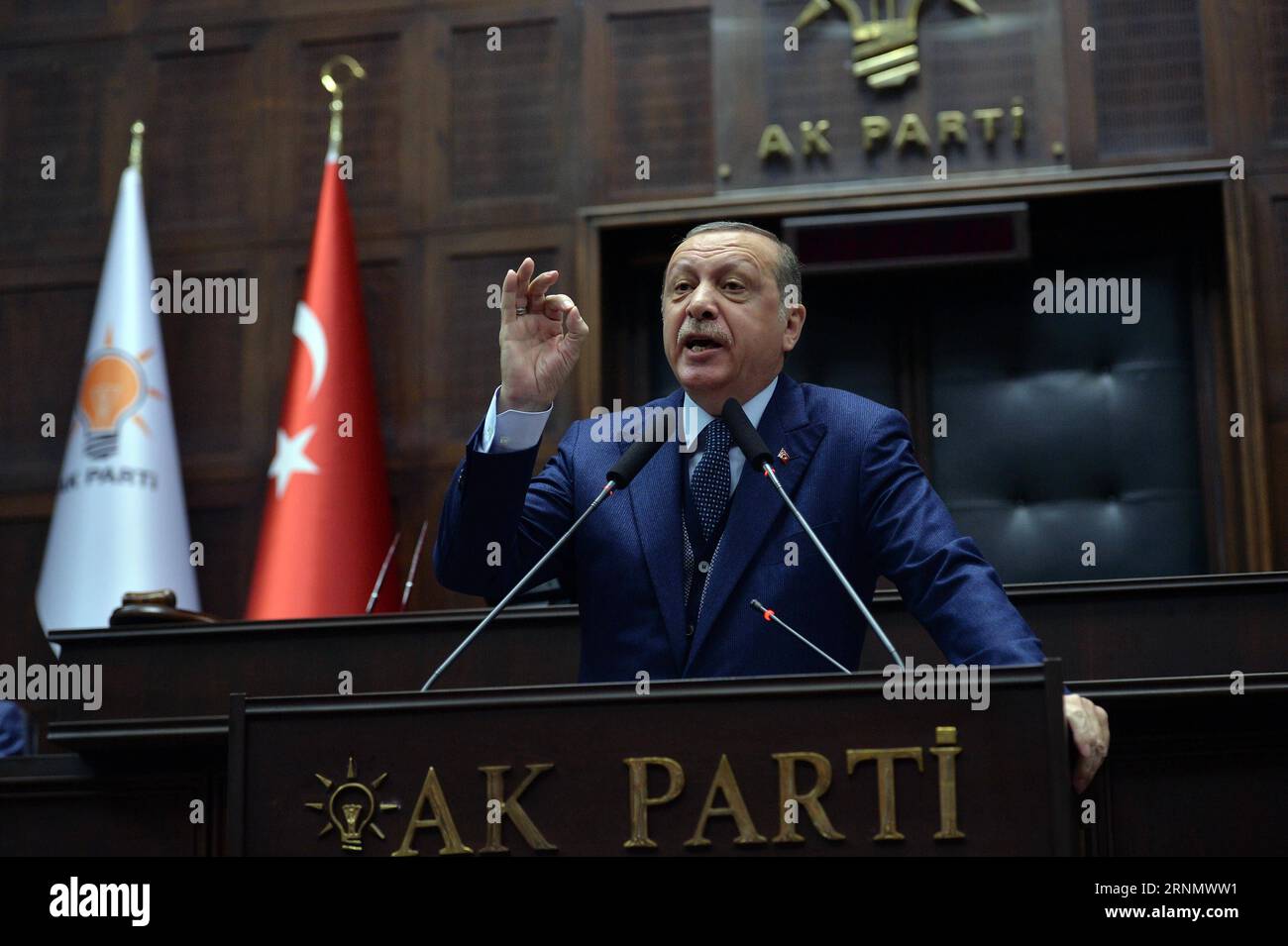 (170613) -- ANKARA, 13 juin 2017 -- le président turc Recep Tayyip Erdogan s'adresse aux législateurs du Parti de la justice et du développement au pouvoir à Ankara, Turquie, le 13 juin 2017. Erdogan a critiqué lundi les sanctions imposées contre le Qatar n’étaient ni humanitaires ni islamiques, et a exhorté les pays du Golfe et les pays arabes à résoudre la crise. )(WHW) TURQUIE-ANKARA-ERDOGAN-QATAR CRISE MustafaxKaya PUBLICATIONxNOTxINxCHN Ankara juin 13 2017 le président turc Recep Tayyip Erdogan s'adresse aux législateurs du Parti de la justice et du développement au pouvoir à Ankara Turquie LE 13 2017 juin Erdogan a critiqué lundi Banque D'Images