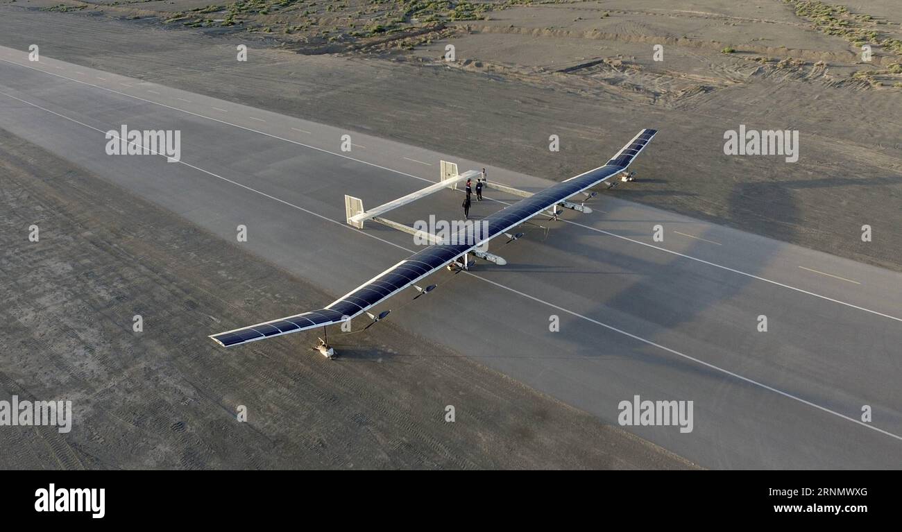(170613) -- PÉKIN, 13 juin 2017 () -- la photo prise le 24 mai 2017 montre un drone solaire en vol d'essai. La Chine a testé avec succès le vol proche-spatial de son plus grand drone solaire. Avec une envergure de 45 mètres, le drone solaire est capable de voler à une altitude de 20 à 30 kilomètres, et de naviguer à une vitesse de 150 à 200 km/h pendant longtemps. Le véhicule aérien sans pilote sera principalement utilisé pour l ' alerte rapide aéroportée, la reconnaissance aérienne, la surveillance des catastrophes, l ' observation météorologique et le relais des communications. () (wyl) CHINA-BEIJING-SOLAR DRONE (CN) xinhua PUBLICATIONxNO Banque D'Images