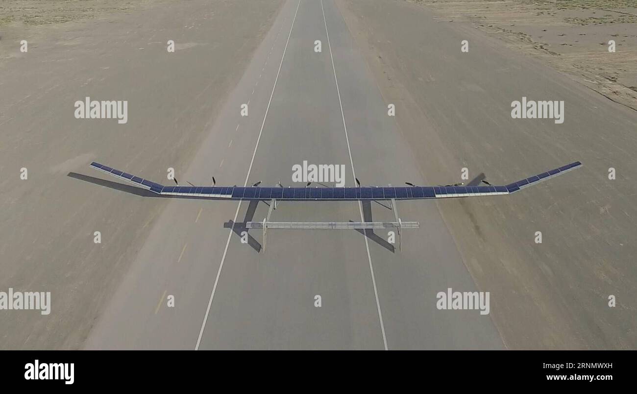 (170613) -- PÉKIN, 13 juin 2017 () -- la photo prise le 24 mai 2017 montre un drone solaire en vol d'essai. La Chine a testé avec succès le vol proche-spatial de son plus grand drone solaire. Avec une envergure de 45 mètres, le drone solaire est capable de voler à une altitude de 20 à 30 kilomètres, et de naviguer à une vitesse de 150 à 200 km/h pendant longtemps. Le véhicule aérien sans pilote sera principalement utilisé pour l ' alerte rapide aéroportée, la reconnaissance aérienne, la surveillance des catastrophes, l ' observation météorologique et le relais des communications. () (wyl) CHINA-BEIJING-SOLAR DRONE (CN) xinhua PUBLICATIONxNO Banque D'Images