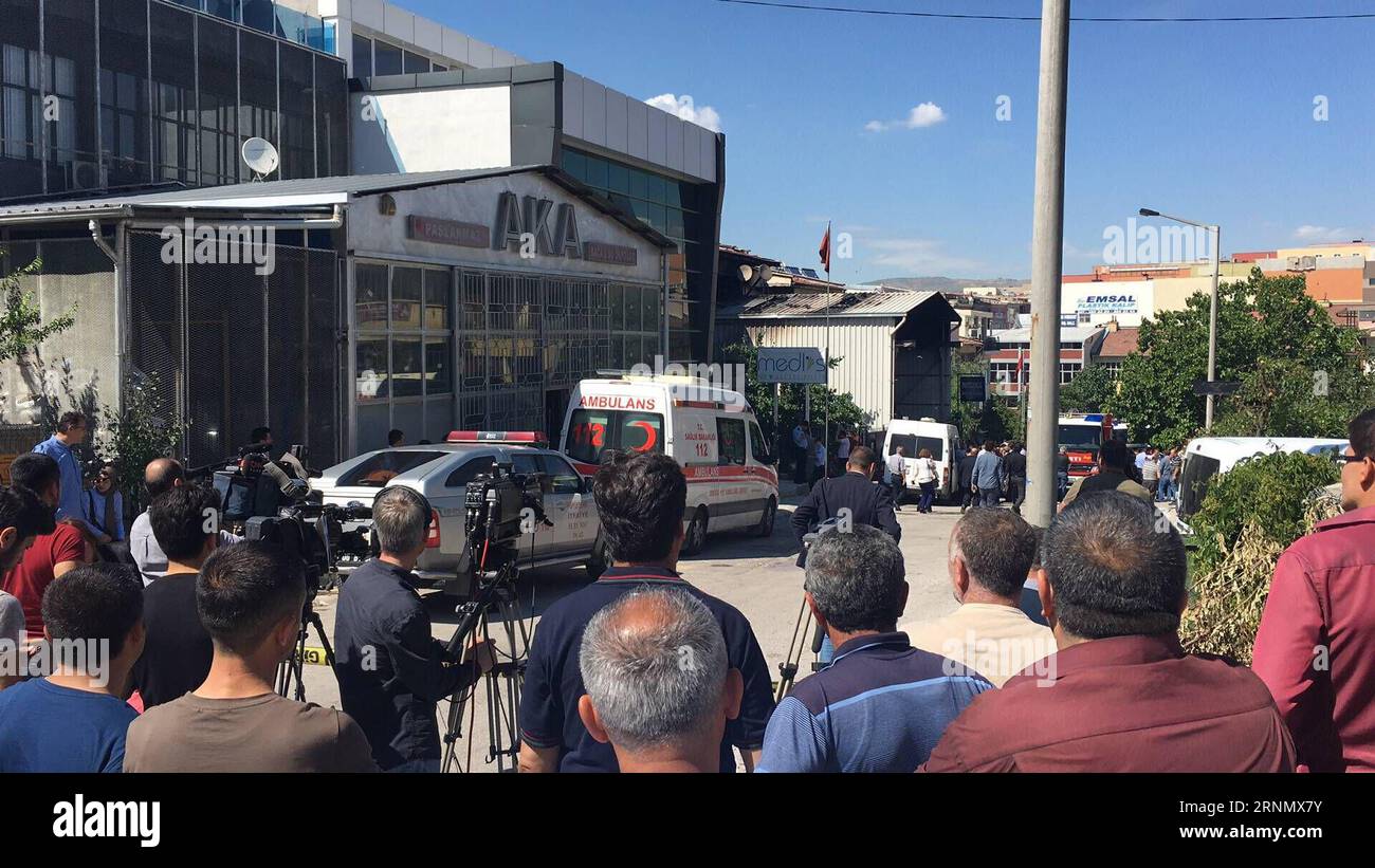 (170614) -- ANKARA, 14 juin 2017 -- une photo prise avec un téléphone portable montre la scène d'une explosion dans la capitale turque Ankara, le 14 juin 2017. Deux personnes ont été tuées et quatre autres blessées dans une explosion dans un magasin de la capitale turque Ankara mercredi. )(whw) TURQUIE-ANKARA-EXPLOSION QinxYanyang PUBLICATIONxNOTxINxCHN 170614 Ankara juin 14 2017 photo prise par téléphone portable montre la scène de l'explosion dans la capitale turque Ankara juin 14 2017 deux célébrités qui ONT TUÉ et quatre autres blessés à cause de l'explosion dans un magasin dans la capitale turque Ankara mercredi whw Turquie l'explosion d'Ankara Banque D'Images