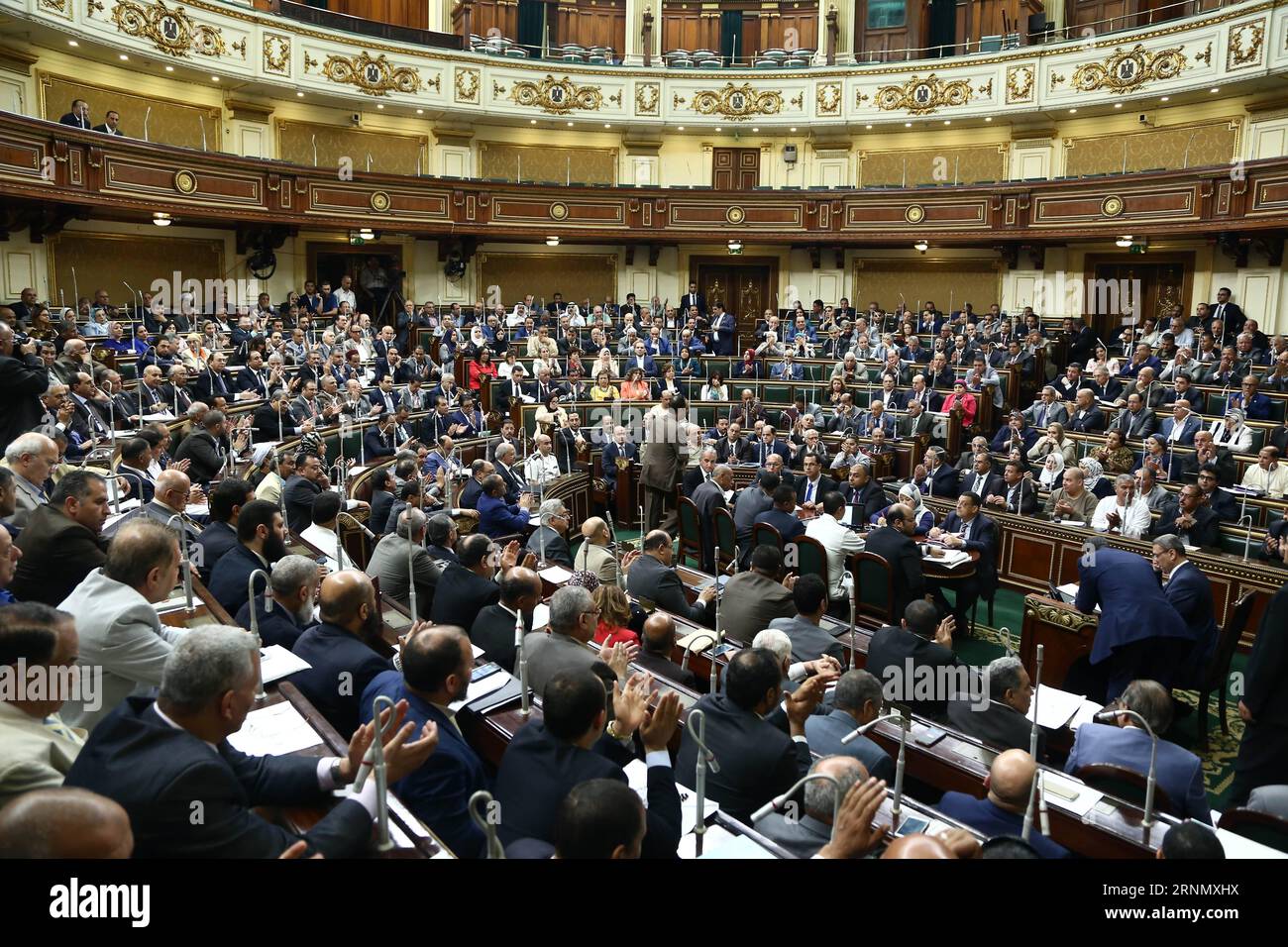 (170614) -- LE CAIRE, le 14 juin 2017 -- des députés égyptiens assistent à une séance de vote au Caire, en Égypte, le 14 juin 2017. Le Parlement égyptien a approuvé lors d'un vote final mercredi un accord controversé en vertu duquel l'Égypte doit transférer deux îles de la mer Rouge à l'Arabie saoudite, a rapporté la télévision d'État égyptienne. L approbation est intervenue au cours d une session générale qui s est tenue plus tôt dans la journée suivant l approbation de la commission de défense et de sécurité nationale du Parlement. Le comité législatif du Parlement l'a adopté mardi. ) ÉGYPTE-LE CAIRE-PARLEMENT-ARABIE SAOUDITE-ÎLES TRANSFERT AHMEDXGOMAA PUBL Banque D'Images