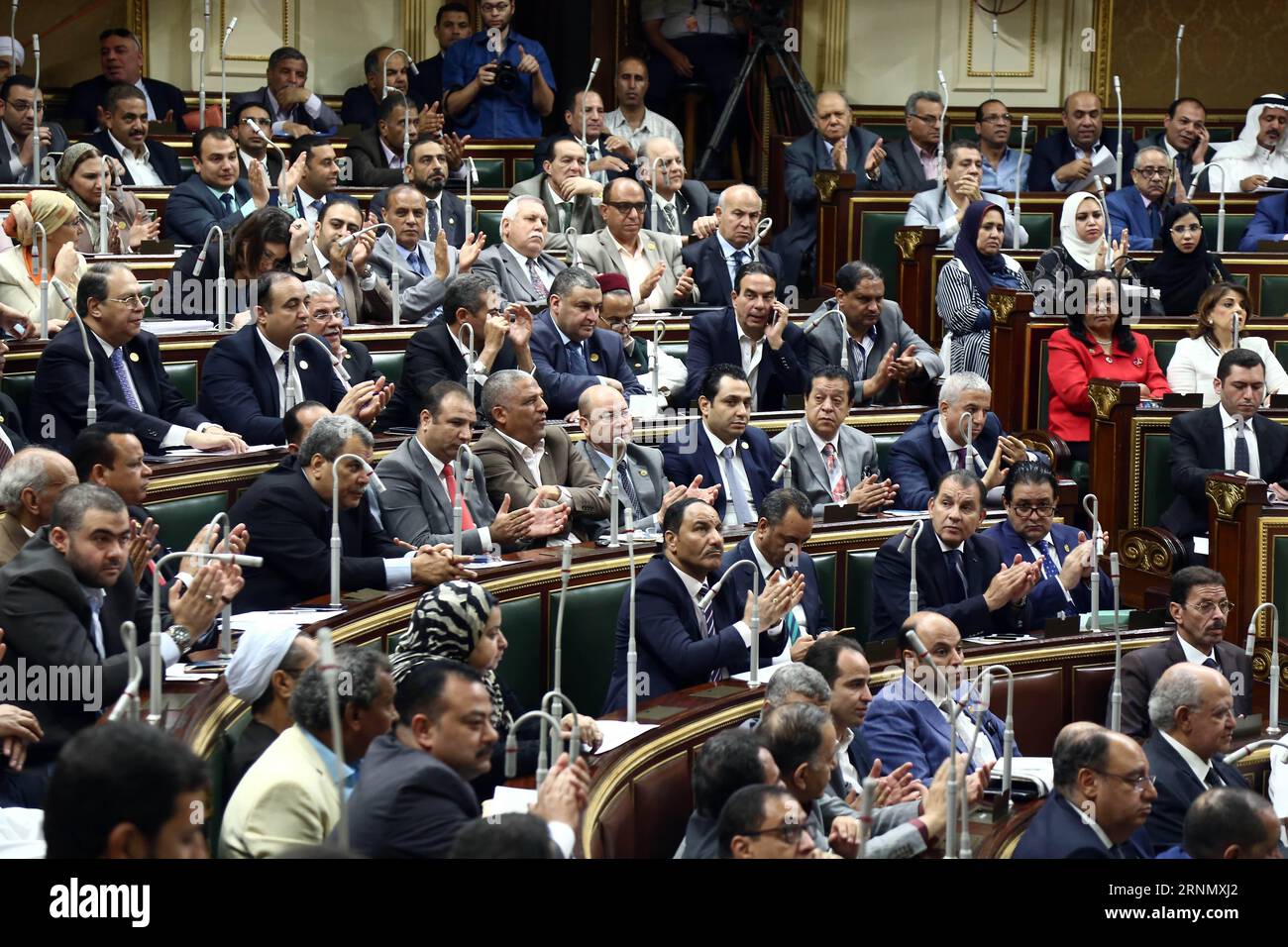 (170614) -- LE CAIRE, le 14 juin 2017 -- des députés égyptiens assistent à une séance de vote au Caire, en Égypte, le 14 juin 2017. Le Parlement égyptien a approuvé lors d'un vote final mercredi un accord controversé en vertu duquel l'Égypte doit transférer deux îles de la mer Rouge à l'Arabie saoudite, a rapporté la télévision d'État égyptienne. L approbation est intervenue au cours d une session générale qui s est tenue plus tôt dans la journée suivant l approbation de la commission de défense et de sécurité nationale du Parlement. Le comité législatif du Parlement l'a adopté mardi. ) ÉGYPTE-LE CAIRE-PARLEMENT-ARABIE SAOUDITE-ÎLES TRANSFERT AHMEDXGOMAA PUBL Banque D'Images