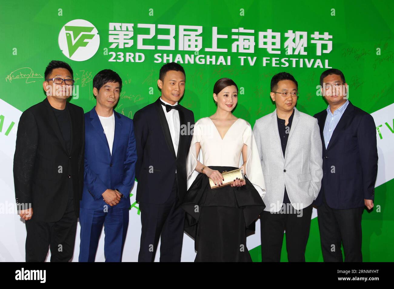 (170617) -- SHANGHAI, 17 juin 2017 -- les acteurs de la série télévisée Feather Flies to the Sky assistent à la cérémonie des Magolia Awards du 23e Festival TV de Shanghai, à Shanghai, dans l'est de la Chine, le 16 juin 2017. (Yxb) CHINA-SHANGHAI-TV FESTIVAL-MAGNOLIA AWARDS (CN) DuxXiaoyi PUBLICATIONxNOTxINxCHN Shanghai juin 17 2017 les acteurs de la série télévisée Feather FLIES to the Sky assistent à la cérémonie de remise des prix du 23e Festival TV de Shanghai à Shanghai est de la Chine juin 16 2017 yxb China Shanghai TV Festival Magnolia Awards CN PUBLICATIONxNOTxINxINxCHN Banque D'Images