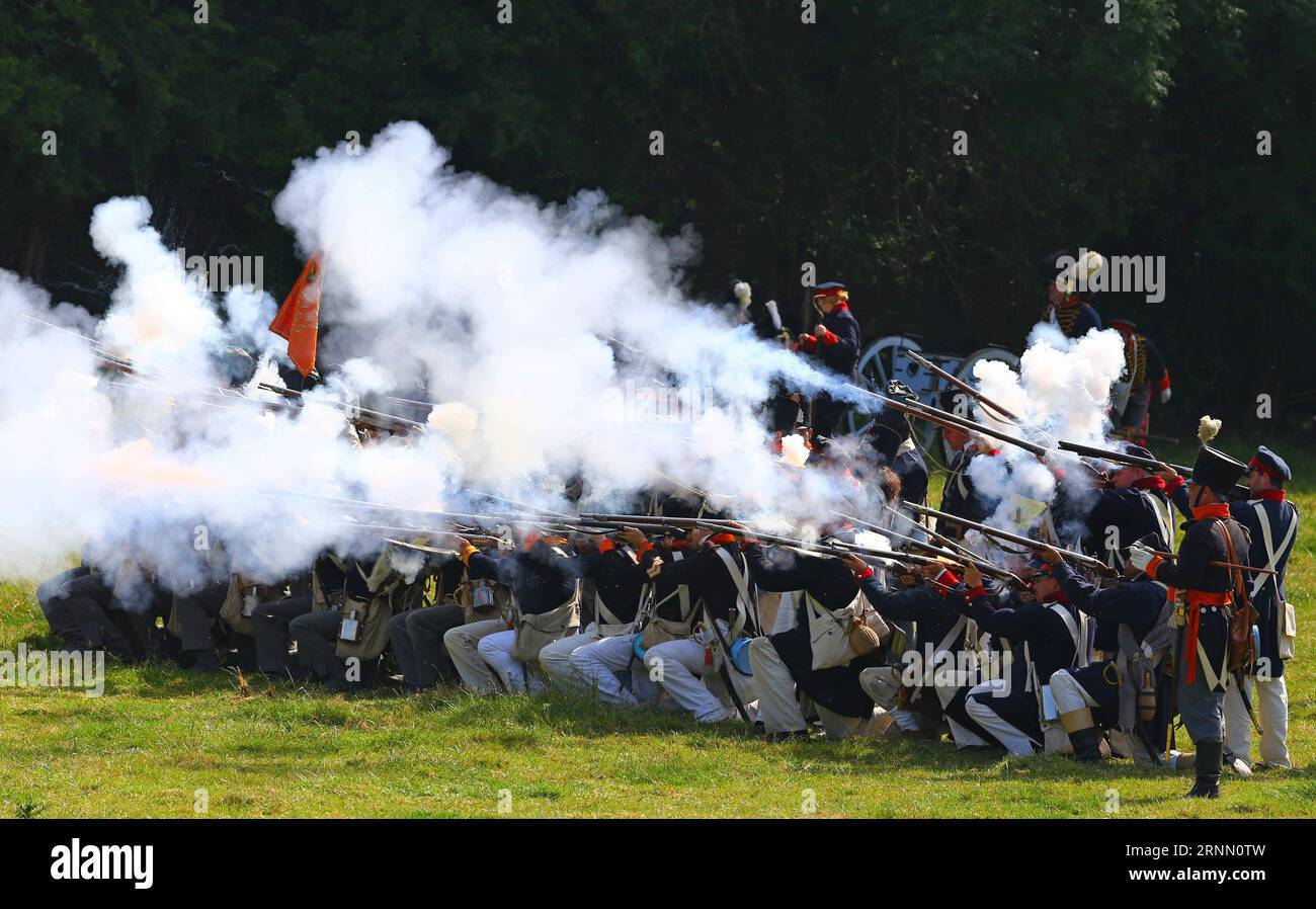 (170619) -- WATERLOO, le 19 juin 2017 -- les amoureux de l'histoire participent à une reconstitution de la bataille de Waterloo à Waterloo, Belgique, le 18 juin 2017. )(gj) BELGIUM-WATERLOO-RECONSTITUTION GongxBing PUBLICATIONxNOTxINxCHN Waterloo juin 19 2017 les amoureux d'histoire prennent part à la bonne réalisation de la bataille de Waterloo à Waterloo Belgique juin 18 2017 GJ Belgique Waterloo bonne réalisation GongxBing PUBLICATIONxNOTxINxCHN Banque D'Images