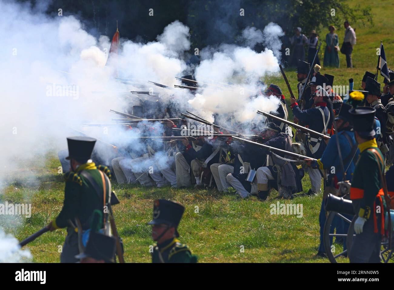 (170619) -- WATERLOO, le 19 juin 2017 -- les amoureux de l'histoire participent à une reconstitution de la bataille de Waterloo à Waterloo, Belgique, le 18 juin 2017. )(gj) BELGIUM-WATERLOO-RECONSTITUTION GongxBing PUBLICATIONxNOTxINxCHN Waterloo juin 19 2017 les amoureux d'histoire prennent part à la bonne réalisation de la bataille de Waterloo à Waterloo Belgique juin 18 2017 GJ Belgique Waterloo bonne réalisation GongxBing PUBLICATIONxNOTxINxCHN Banque D'Images