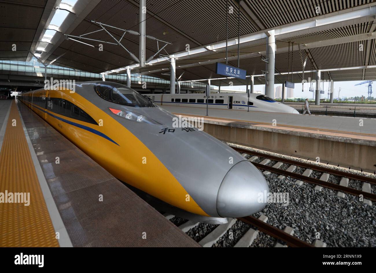 (170620) -- XI AN, 20 juin 2017 -- Un train à grande vitesse pour un essai conjoint du train de passagers Xi an-Chengdu est vu à la gare ferroviaire nord de Xi an à Xi an, capitale de la province du Shaanxi du nord-ouest de la Chine, le 20 juin 2017. Le train de voyageurs Xi an-Chengdu, le premier train à grande vitesse traversant les montagnes Qinling avec une vitesse prévue de 250 kilomètres par heure, subira un test conjoint depuis mardi dans sa section Shaanxi. )(wjq) CHINA-SHAANXI-HIGH-SPEED RAILWAY-TEST (CN) LixYibo PUBLICATIONxNOTxINxCHN Xi à juin 20 2017 un train à grande vitesse pour un essai conjoint de Xi à Chengdu passen Banque D'Images