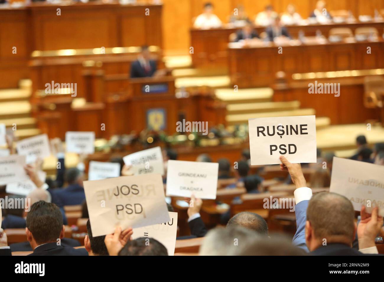 Bilder des Tages 170621 -- BUCAREST, 21 juin 2017 -- les oppositions manifestent devant le Parlement devant une motion de censure à Bucarest, Roumanie, le 21 juin 2017. Une motion de censure de la coalition au pouvoir roumaine a renversé mercredi le gouvernement social-démocrate dirigé par Sorin Grindeanu, établissant un précédent historique dans le pays que la majorité parlementaire a destitué son propre gouvernement. hy ROUMANIE-BUCAREST-GOUVERNEMENT-CENSURE-VOTE GabrielxPetrescu PUBLICATIONxNOTxINxCHN Banque D'Images