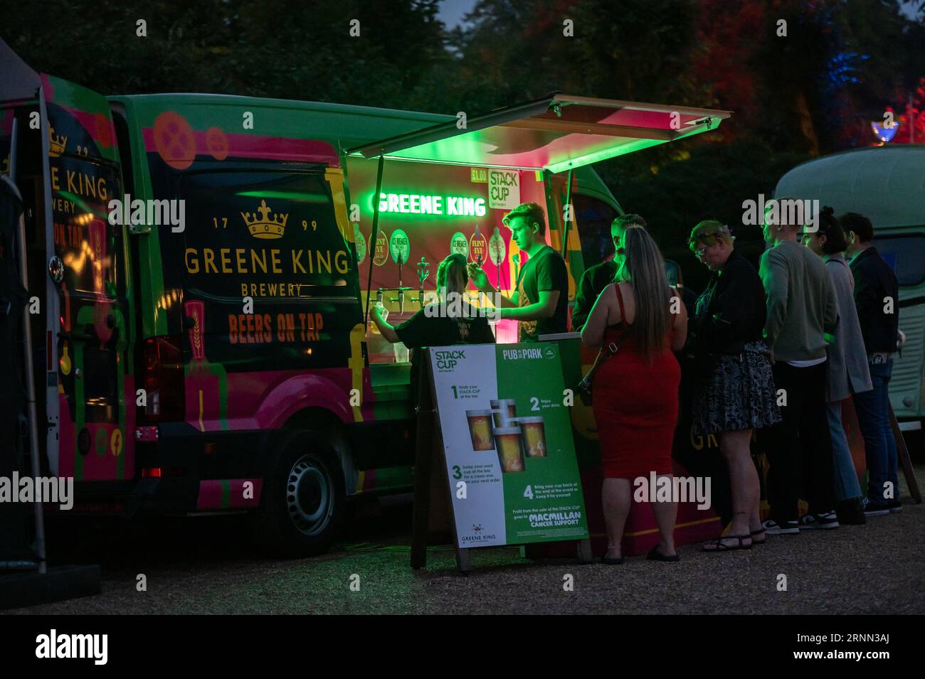 Londres, Royaume-Uni. 1 septembre 2023. Les gens font la queue dans un van Greene King au Pub in the Park à Chiswick, dans l'ouest de Londres. Cristina Massei/Alamy Live News Banque D'Images