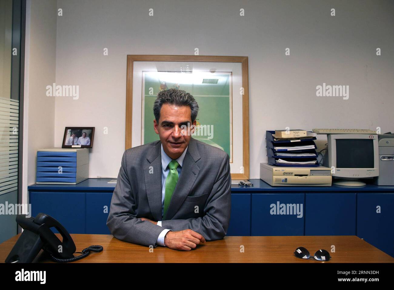 (170622) -- ATHÈNES, 22 juin 2017 -- Angelos Syrigos, professeur agrégé de droit international et de politique étrangère à l'Université Panteion d'Athènes, est interviewé avec Xinhua à Athènes, capitale de la Grèce, le 15 juin 2017. Deux ans après le début de la crise des réfugiés qui a mis à l épreuve les limites de l Europe, les paradoxes de la politique de l UE à l égard des réfugiés sont toujours à l origine de la crise, a déclaré à Xinhua un éminent expert grec dans une récente interview à Athènes, préconiser des changements rapides dans l'approche commune de l'UE pour traiter efficacement les problèmes. GRÈCE-ATHÈNES-EU POLICY-REFUGEES-EXPERT-INTERVIEW MARIOSXLOLOS PUBL Banque D'Images