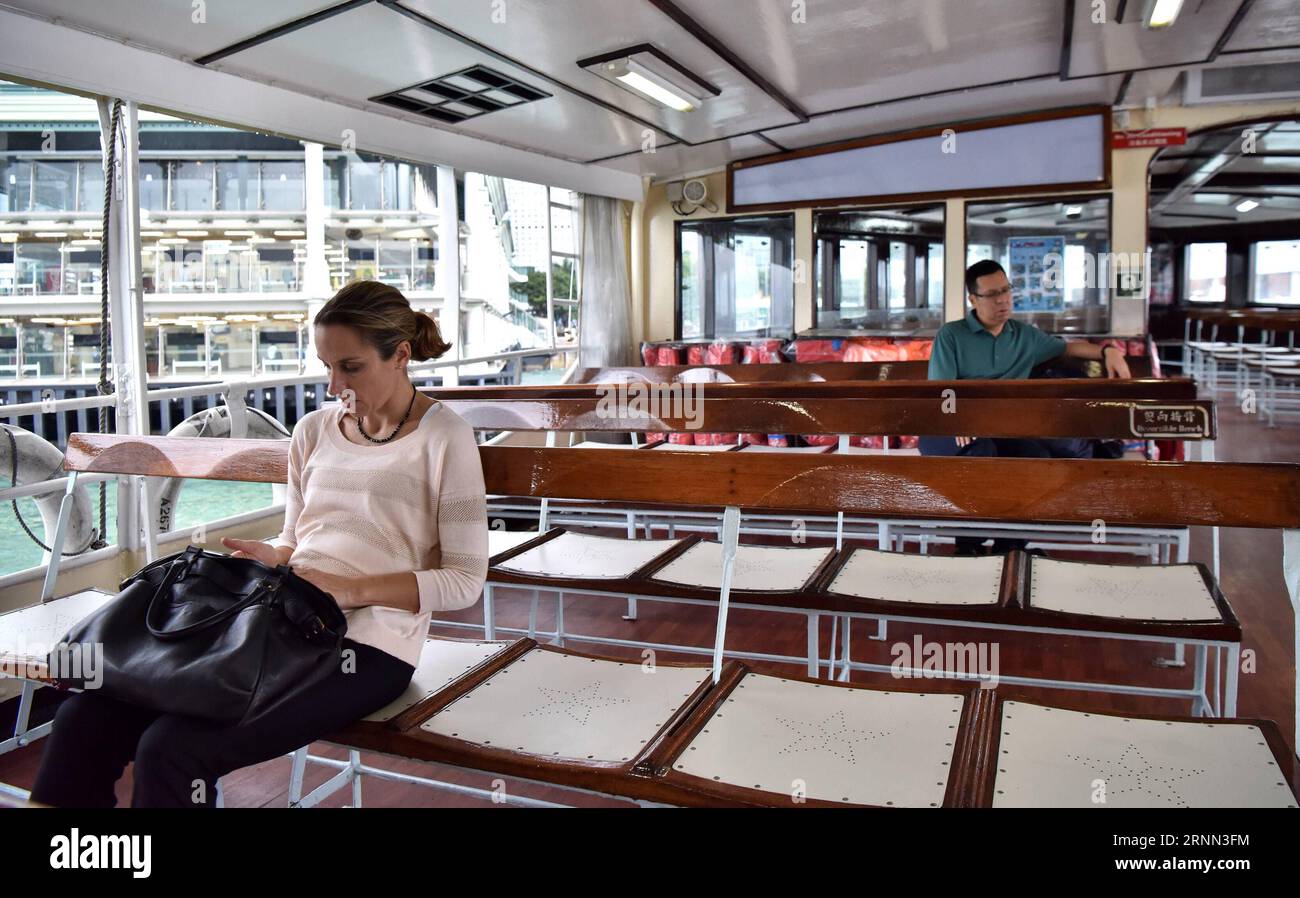 (170623) -- HONG KONG, le 23 juin 2017 -- les passagers prennent le Star Ferry de Central à Tsim Sha Tsui à Hong Kong, dans le sud de la Chine, le 15 juin 2017. Le 1 juillet 2017 marque le 20e anniversaire du retour de Hong Kong à la mère patrie. (Ry) CHINA-HONG KONG-RETURN ANNIVERSARY-STAR FERRY (CN) WangxXi PUBLICATIONxNOTxINxCHN Hong Kong juin 23 2017 les passagers prennent le Star Ferry de Central à Tsim Sha Tsui à Hong Kong Chine du Sud juin 15 2017 juillet 1 2017 marque le 20e anniversaire de Hong Kong S Retour à la patrie Ry Chine Hong Kong anniversaire Star Ferry CN PUBLICATIONxNOTxINxCHN Banque D'Images
