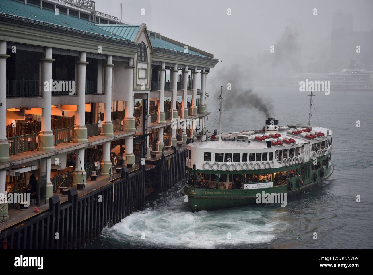 (170623) -- HONG KONG, le 23 juin 2017 -- le Star Ferry arrive à l'embarcadère du centre de Hong Kong, dans le sud de la Chine, le 12 avril 2017. Le 1 juillet 2017 marque le 20e anniversaire du retour de Hong Kong à la mère patrie. (Ry) CHINA-HONG KONG-RETURN ANNIVERSARY-STAR FERRY (CN) WangxXi PUBLICATIONxNOTxINxCHN Hong Kong juin 23 2017 le Star Ferry arrive AU quai dans le centre de Hong Kong Chine du Sud avril 12 2017 juillet 1 2017 marque le 20e anniversaire du retour de Hong Kong S à la mère patrie Ry Chine Hong Kong Retour anniversaire Star Ferry CN PUBLICATIONxNOTxINxCHN Banque D'Images