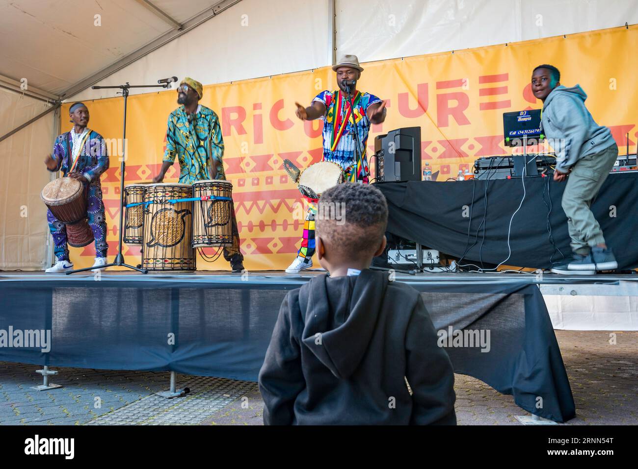 Sydney Aust 02 septembre 2023 : le 15e Festival Africultures annuel a eu lieu sous un beau soleil au Cathy Freeman Park dans le parc olympique de Sydney à Homebush, Sydney, Australie. 52 nations africaines étaient présentes vendant une large gamme de nourriture et de vêtements et célébrant avec des spectacles sur scène, représentant la population diversifiée et multiculturelle de Sydney et de l’Australie. Photo sont African Drum & Dance sur l'une des scènes de l'événement. Crédit : Stephen Dwyer / Alamy Live News Banque D'Images