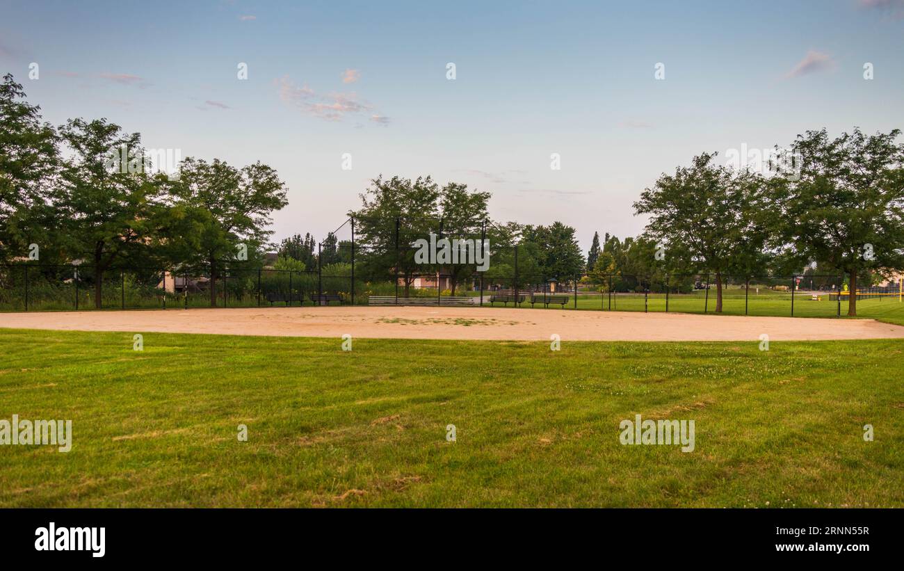 Regarder vers la Homeplate de ce terrain de baseball depuis le terrain de droite Banque D'Images