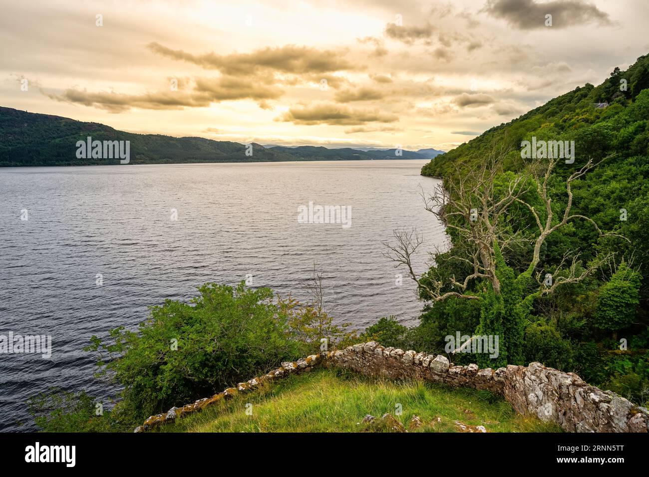 Coucher de soleil sur le Loch Ness, célèbre pour son monstre Nessie, en Écosse. Banque D'Images