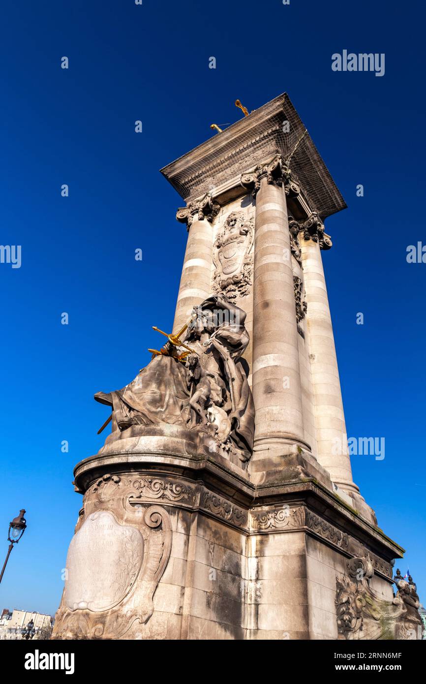 Le pont Alexandre III est un pont-voûte qui traverse la Seine à Paris. Il relie le quartier des champs-Elysées à ceux des Invalides et du FEI Banque D'Images