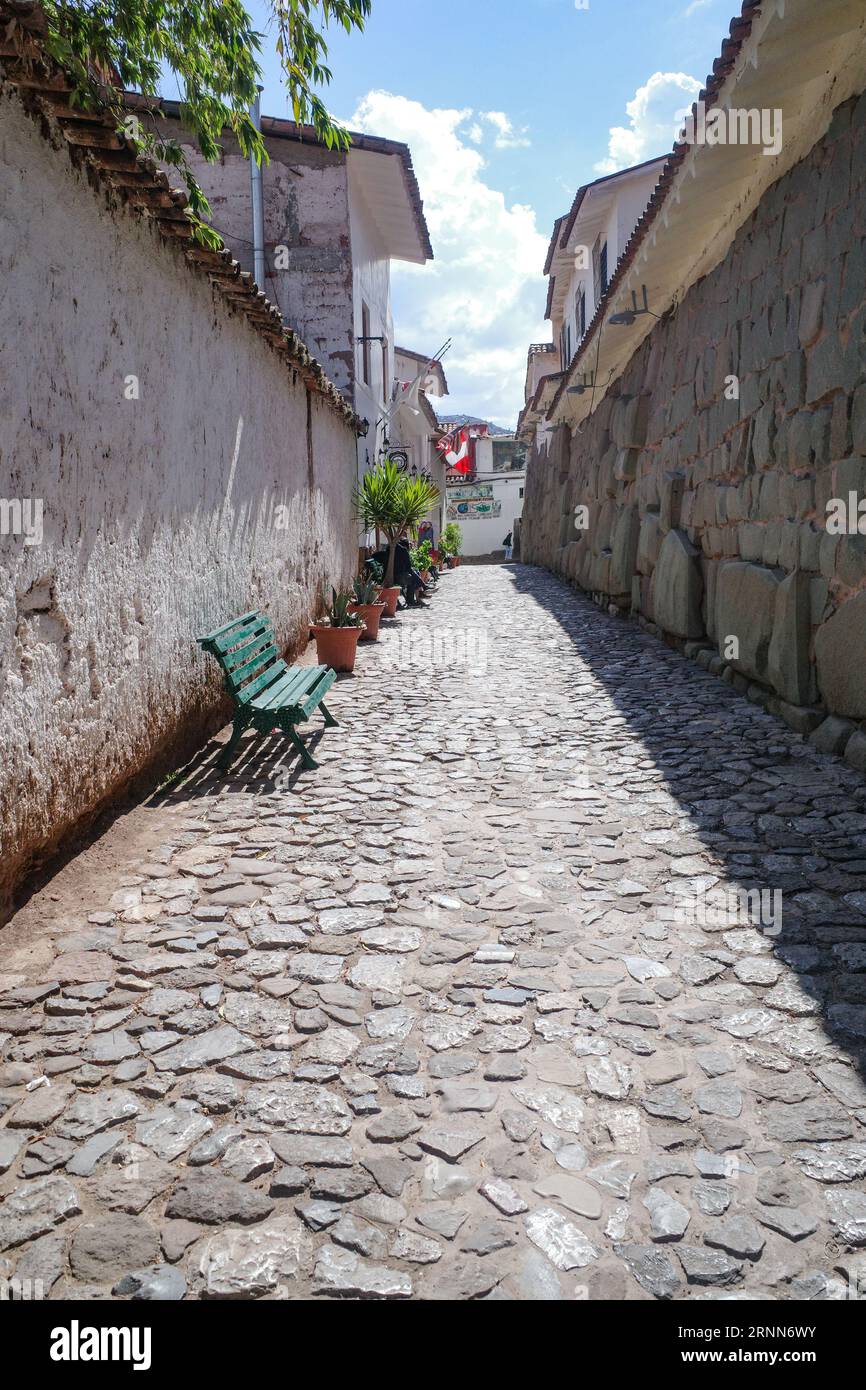 Cusco, Pérou - 5 décembre 2022 : rue Hatun Rumiyoc avec inca douze pierres d'angle à Cusco, Pérou Banque D'Images