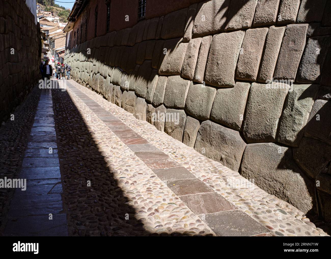 Cusco, Pérou - 5 décembre 2022 : rue Hatun Rumiyoc avec inca douze pierres d'angle à Cusco, Pérou Banque D'Images