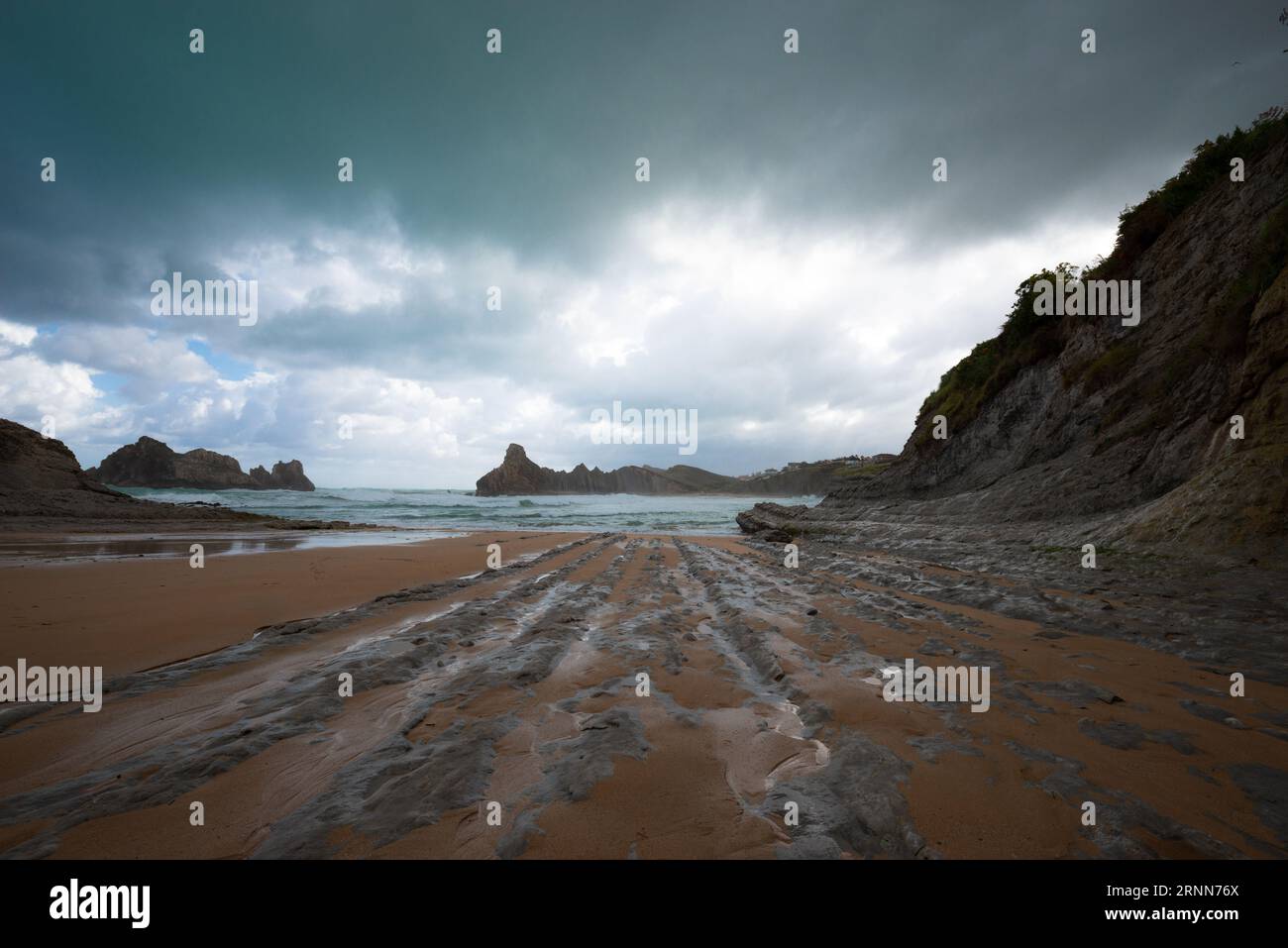 Plage à Liencrès dans la Tempête (Piélagos, pays basque espagnol, Espagne) Banque D'Images