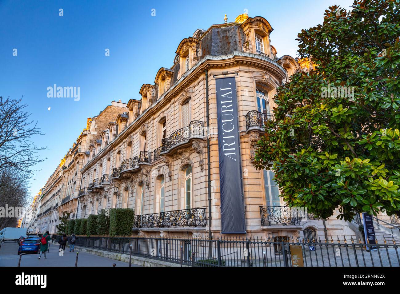 Paris, France - 24 janvier 2022 : vue générale de la rue depuis Paris, la capitale française. Architecture typiquement française et vue urbaine. Banque D'Images